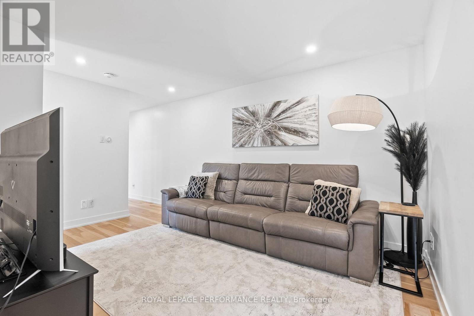 












80 DAGMAR AVENUE

,
Ottawa,




Ontario
K1L5T4

