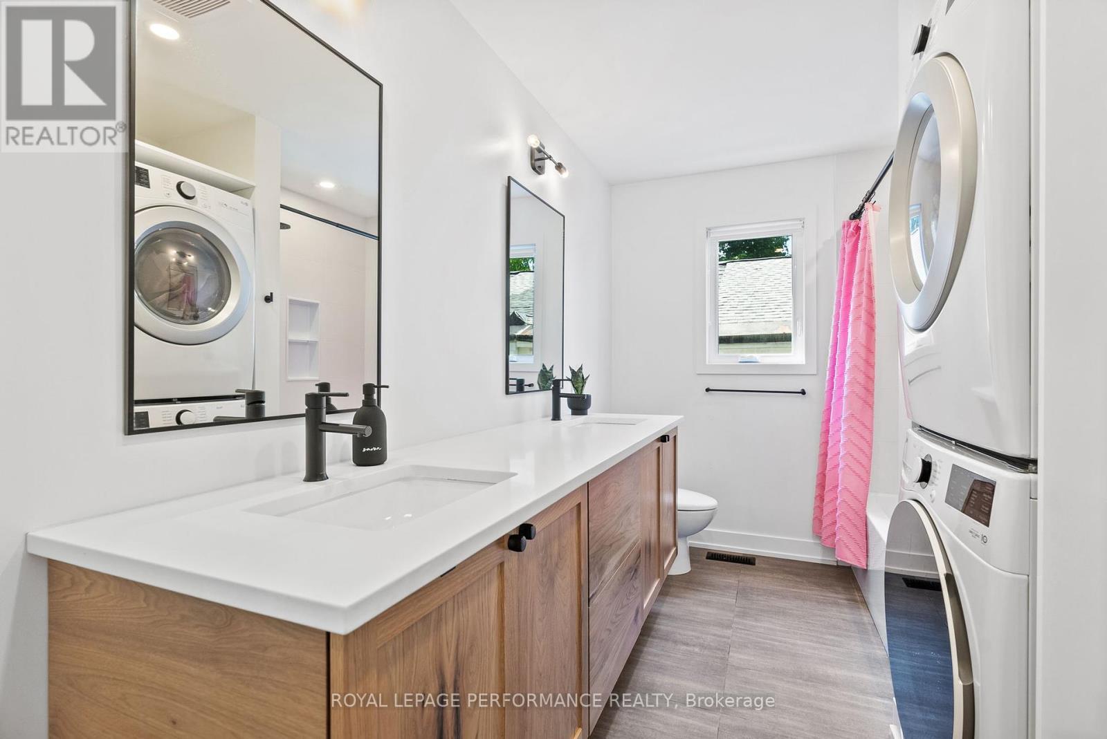 












80 DAGMAR AVENUE

,
Ottawa,




Ontario
K1L5T4

