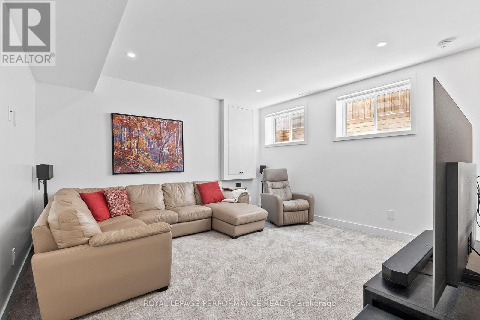 












80 DAGMAR AVENUE

,
Ottawa,




Ontario
K1L5T4

