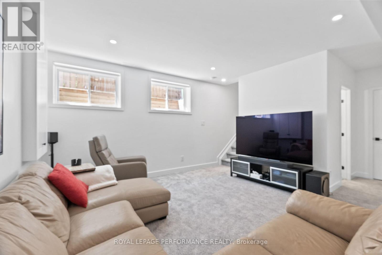 












80 DAGMAR AVENUE

,
Ottawa,




Ontario
K1L5T4

