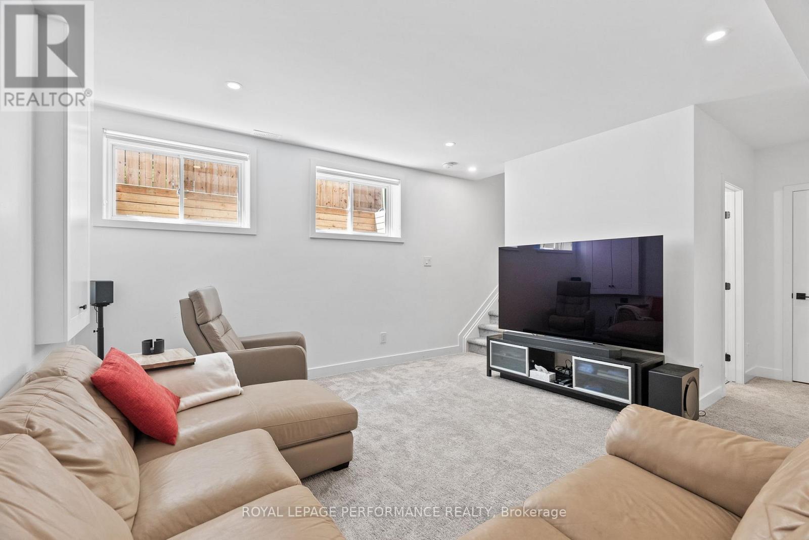 












80 DAGMAR AVENUE

,
Ottawa,




Ontario
K1L5T4

