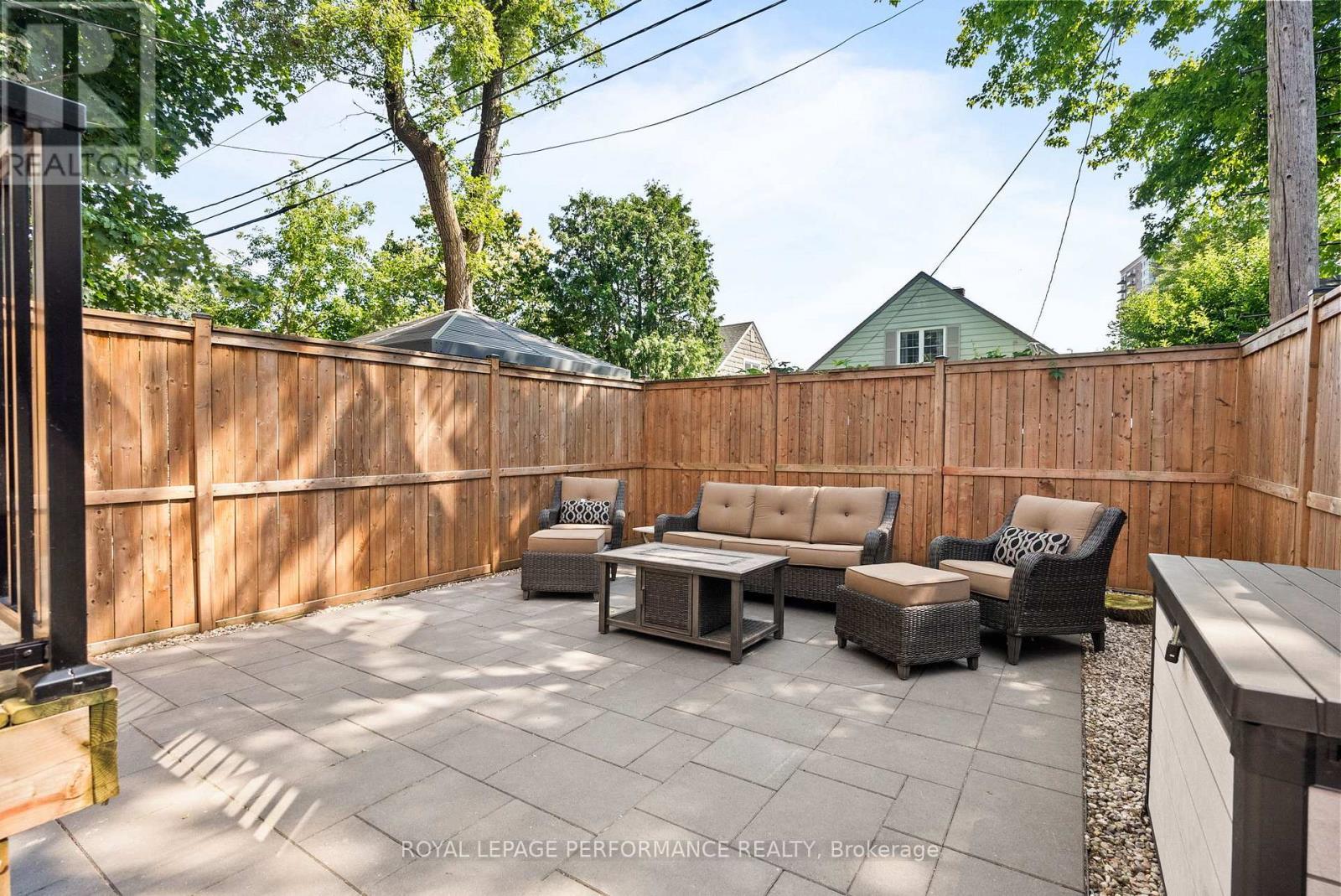 












80 DAGMAR AVENUE

,
Ottawa,




Ontario
K1L5T4

