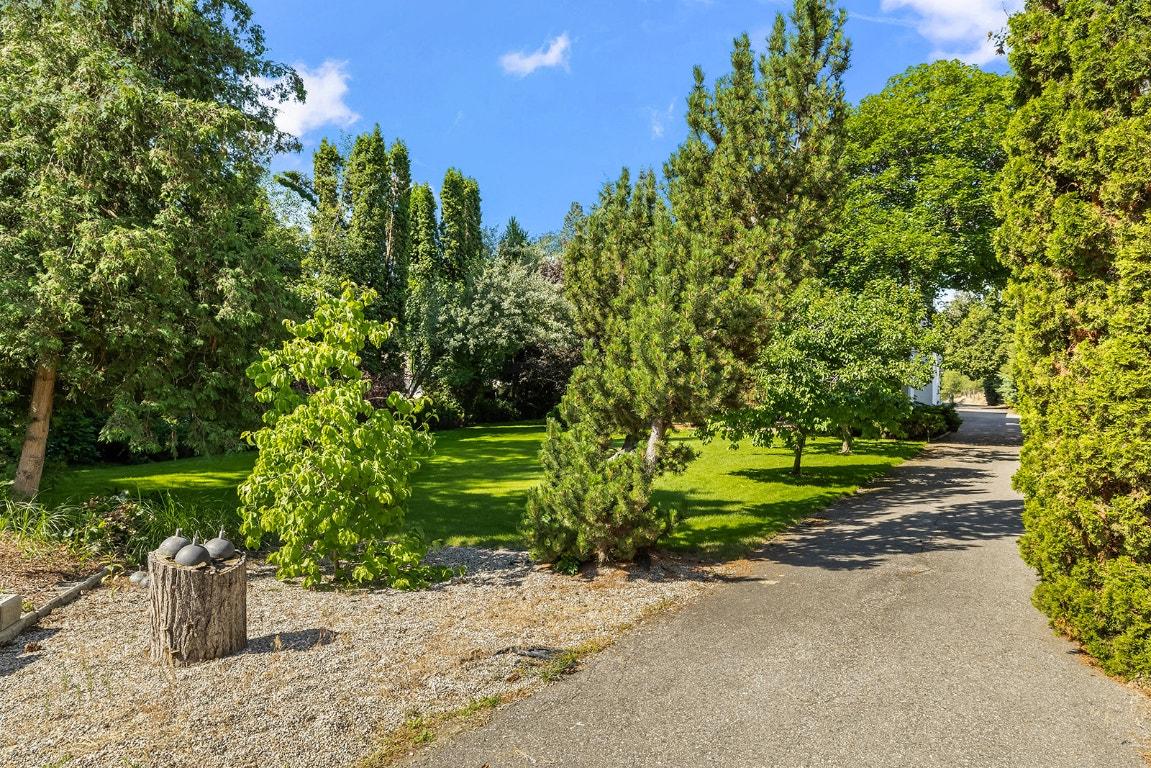 









2595


MAQUINNA

Road,
Kelowna,




BC
V1W 2R9

