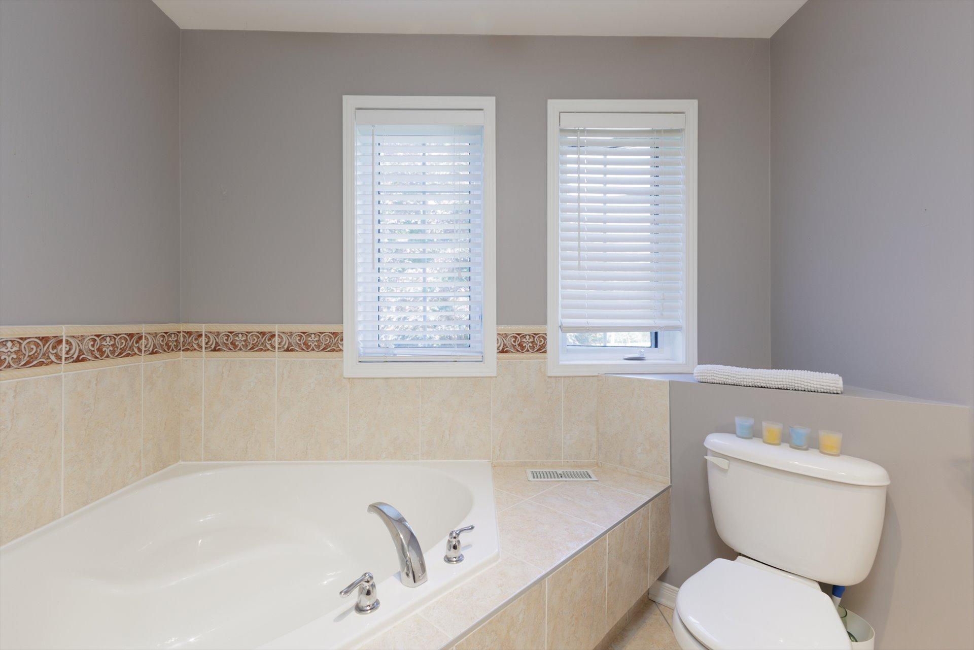 









12A


Ch. de Senneville

,
Sainte-Anne-de-Bellevue,




QC
H9X1B5

