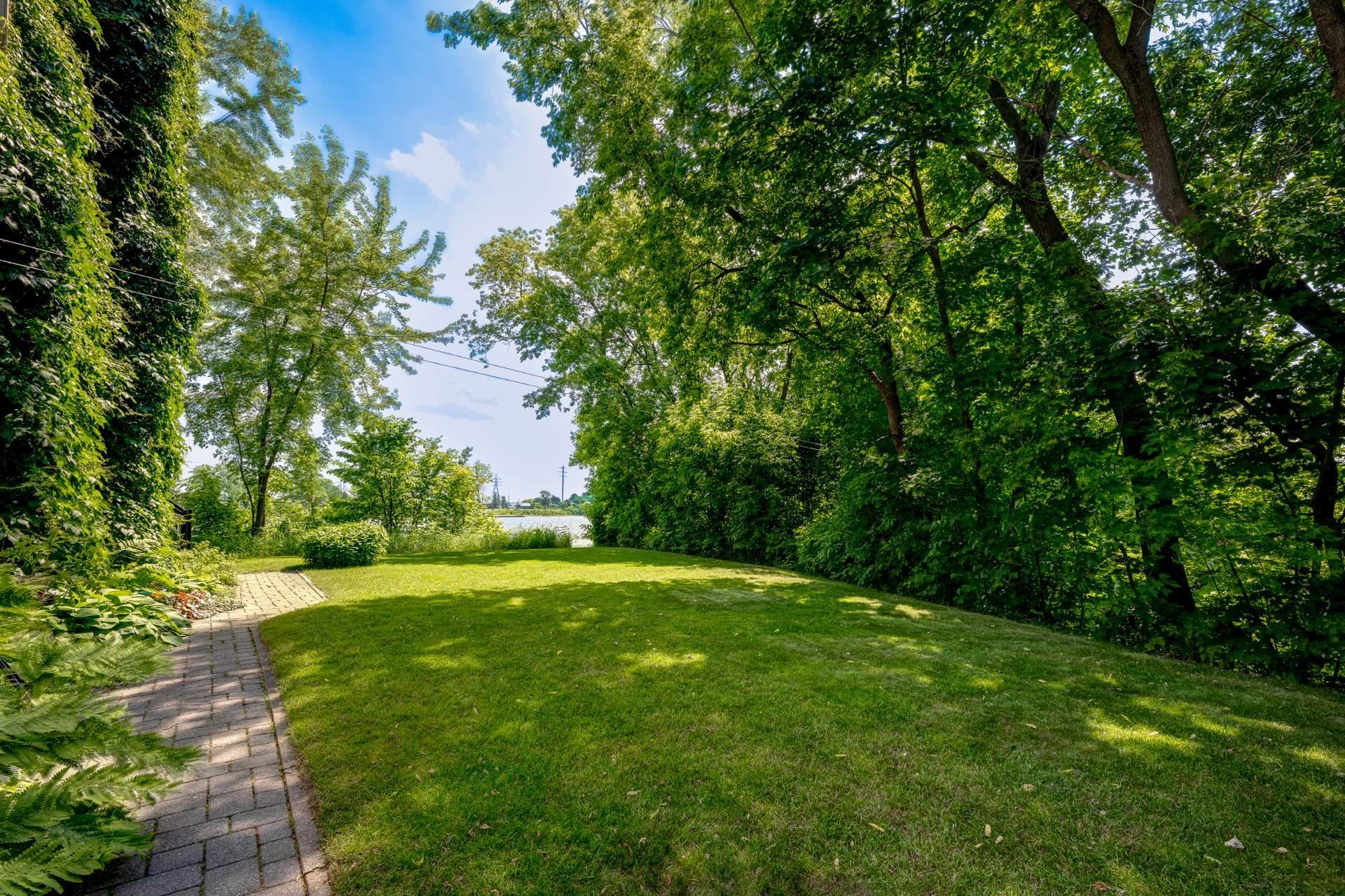 









2712


Rue Luc

,
Terrebonne (Lachenaie),




QC
J6V1A9

