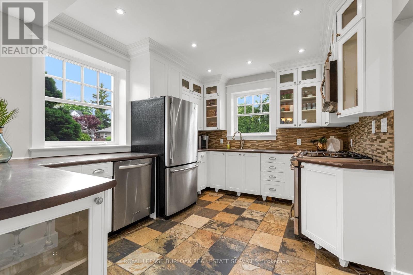 












605 EMERALD STREET

,
Burlington,




Ontario
L7R2P3

