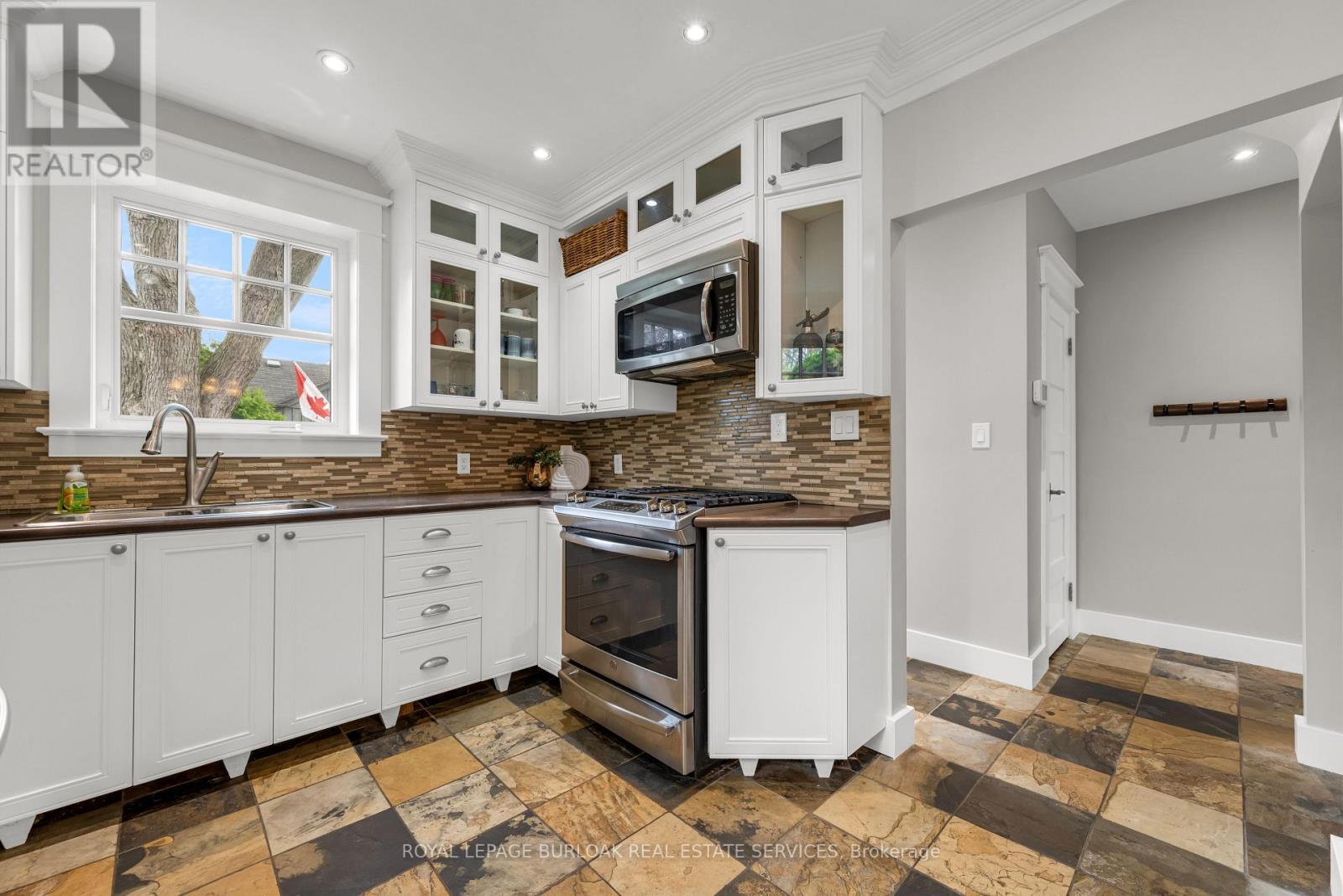 












605 EMERALD STREET

,
Burlington,




Ontario
L7R2P3

