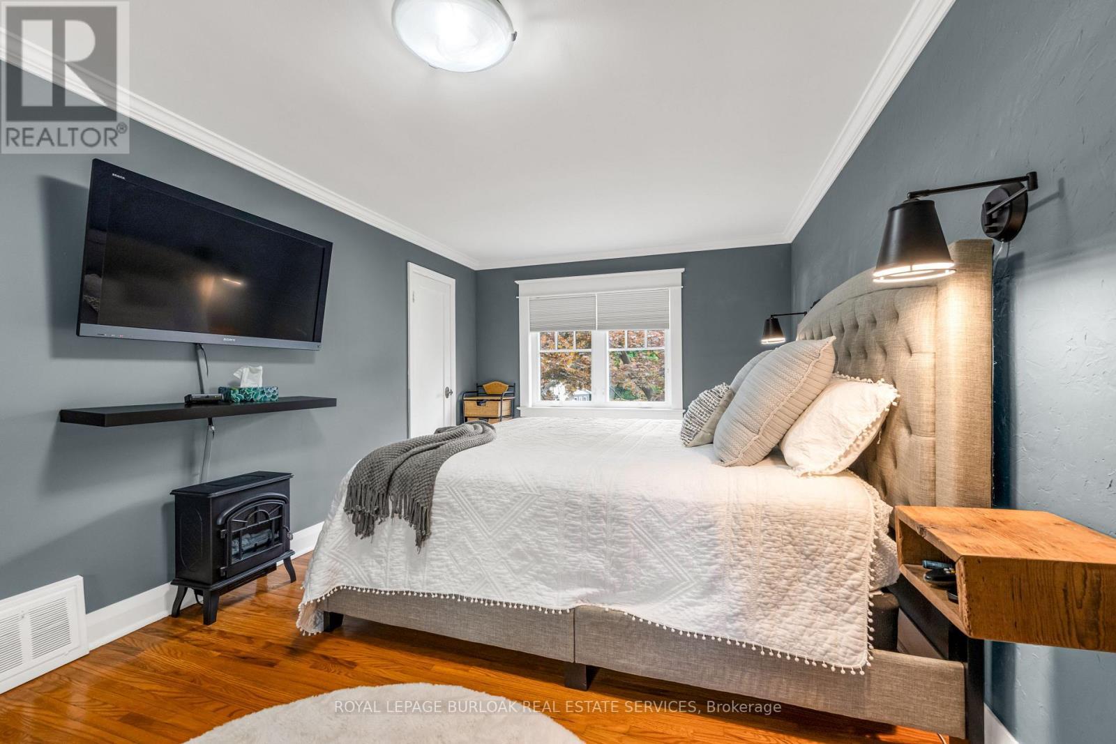 












605 EMERALD STREET

,
Burlington,




Ontario
L7R2P3

