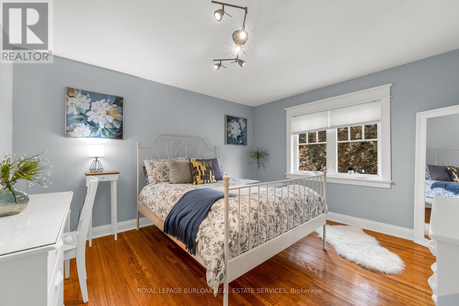 












605 EMERALD STREET

,
Burlington,




Ontario
L7R2P3

