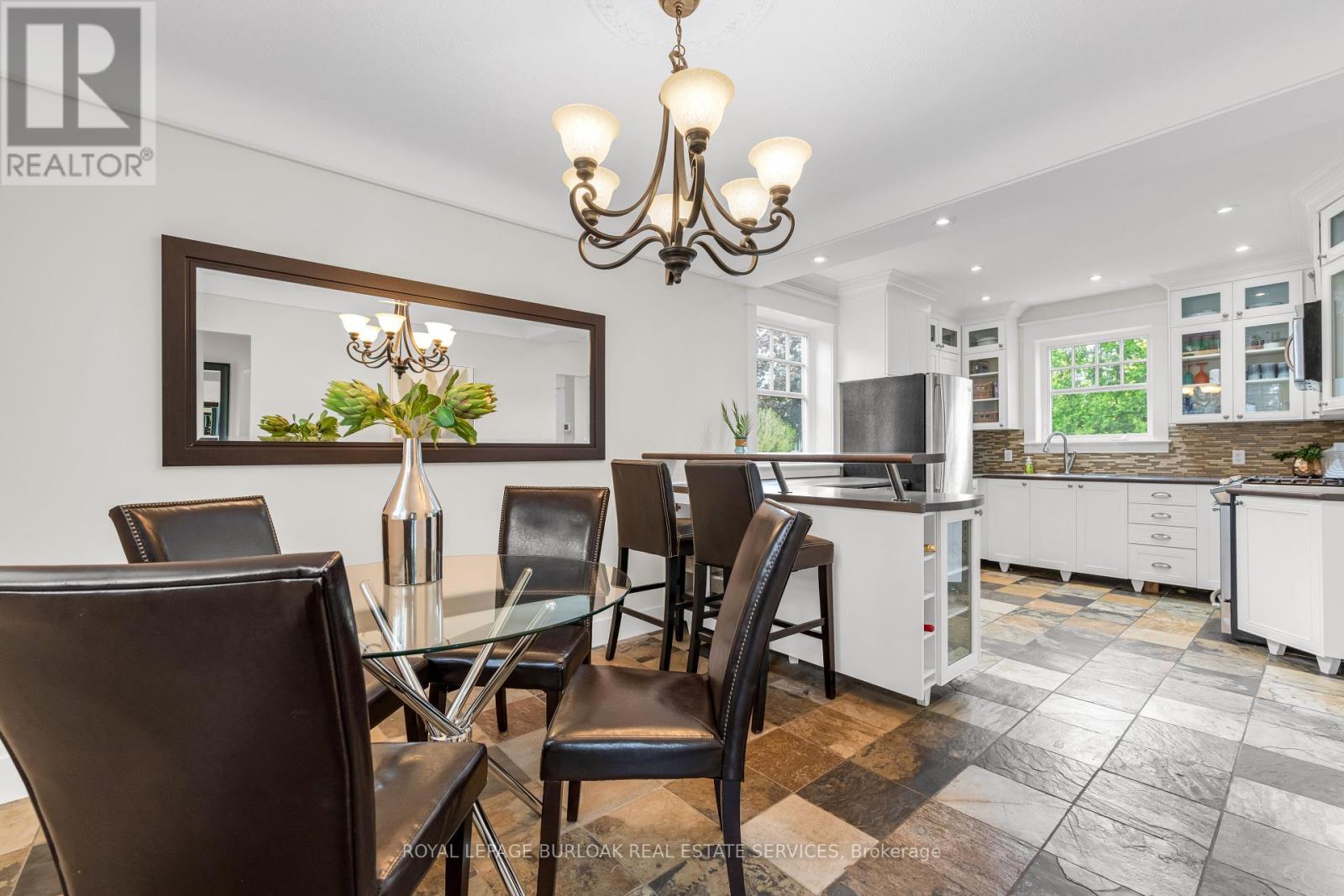 












605 EMERALD STREET

,
Burlington,




Ontario
L7R2P3

