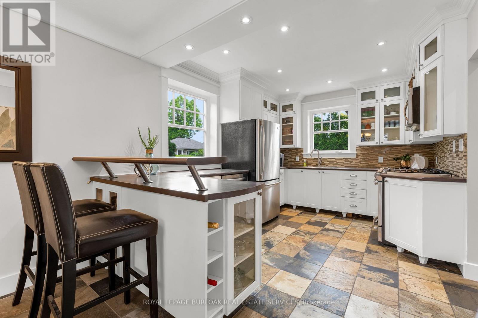 












605 EMERALD STREET

,
Burlington,




Ontario
L7R2P3

