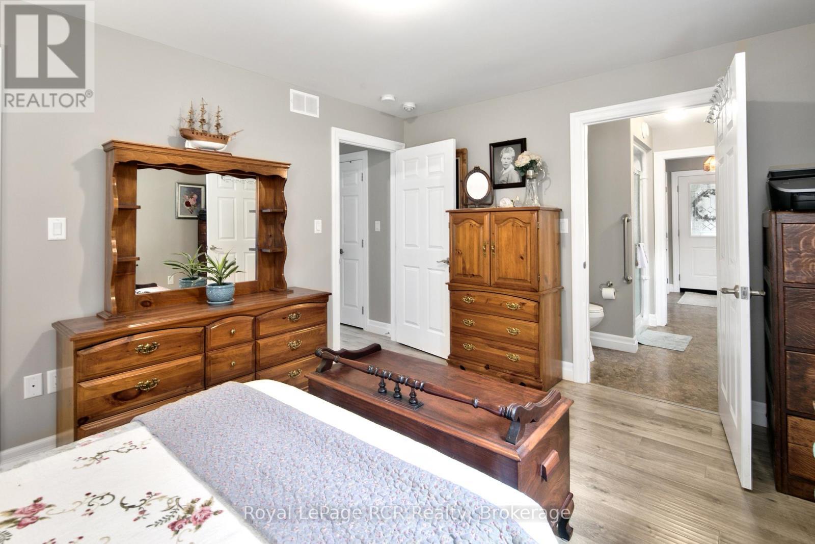 












121 BROWNS LANE

,
Georgian Bluffs,




Ontario
N0H2K0

