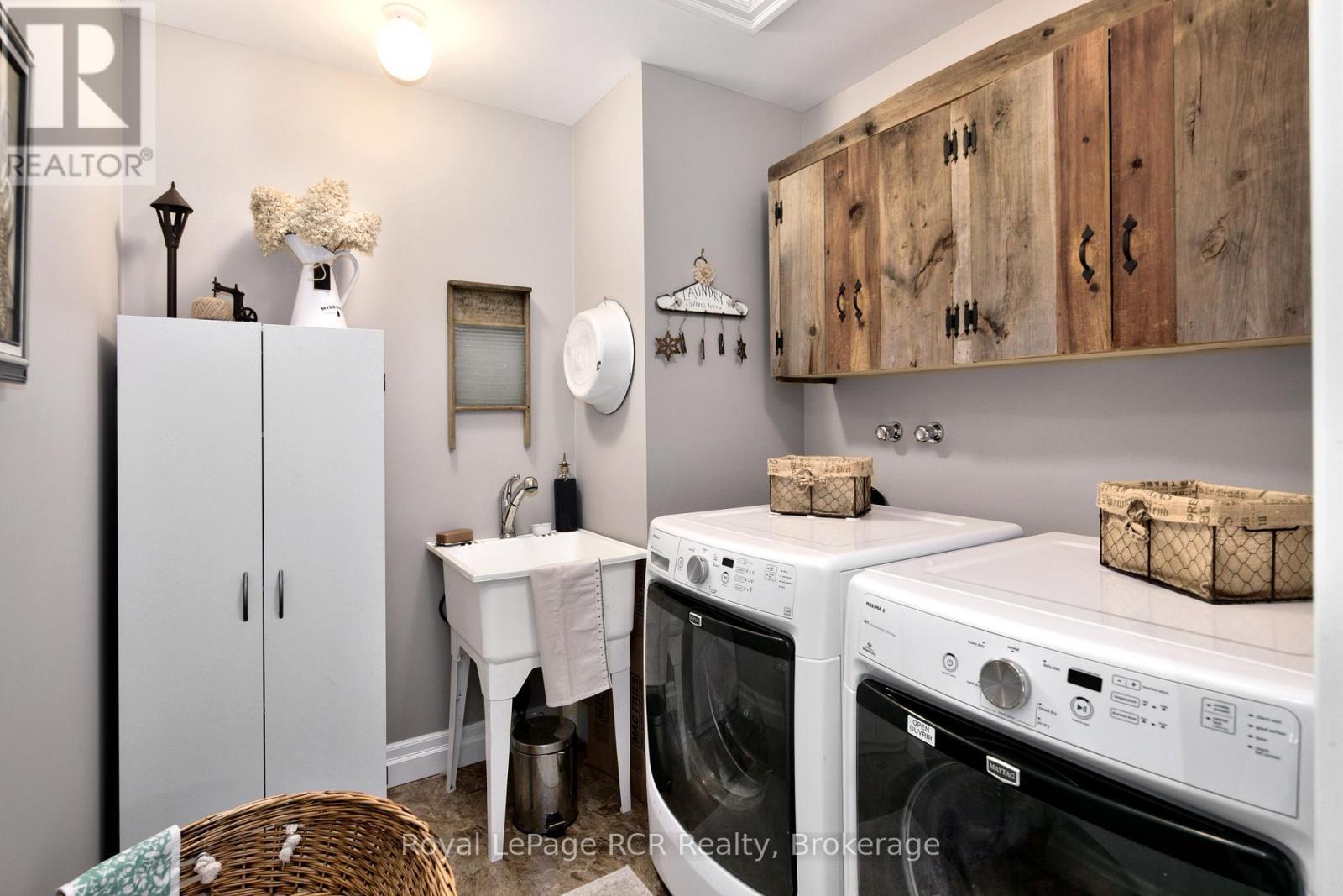 












121 BROWNS LANE

,
Georgian Bluffs,




Ontario
N0H2K0

