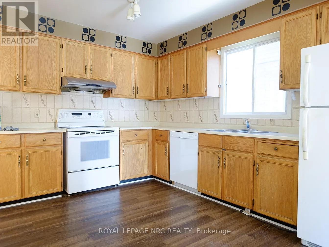 












45 BAXTER CRESCENT

,
Thorold (Confederation Heights),




Ontario
L2V4S1

