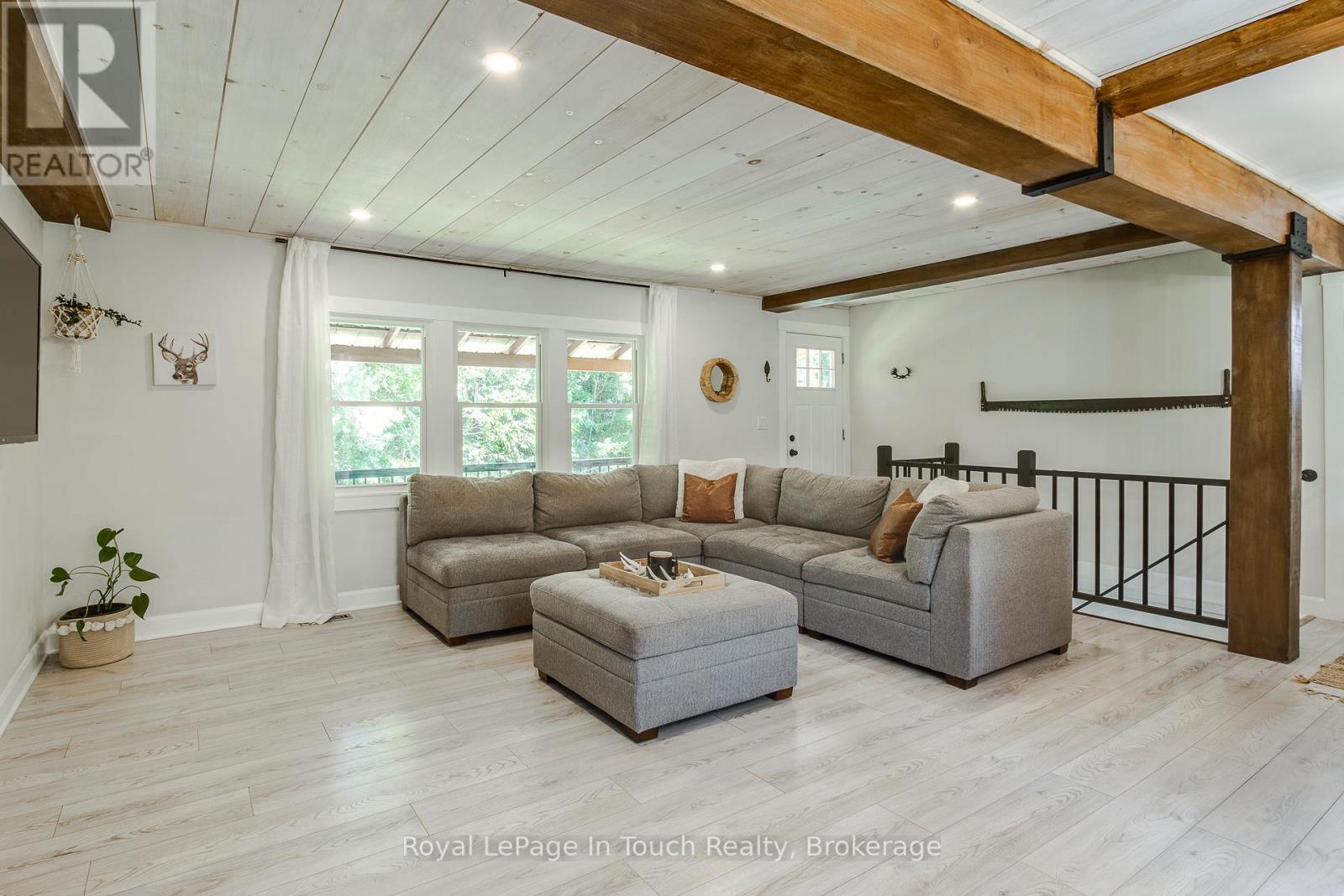 












7189 93 HIGHWAY

,
Tay,




Ontario
L0K2E0

