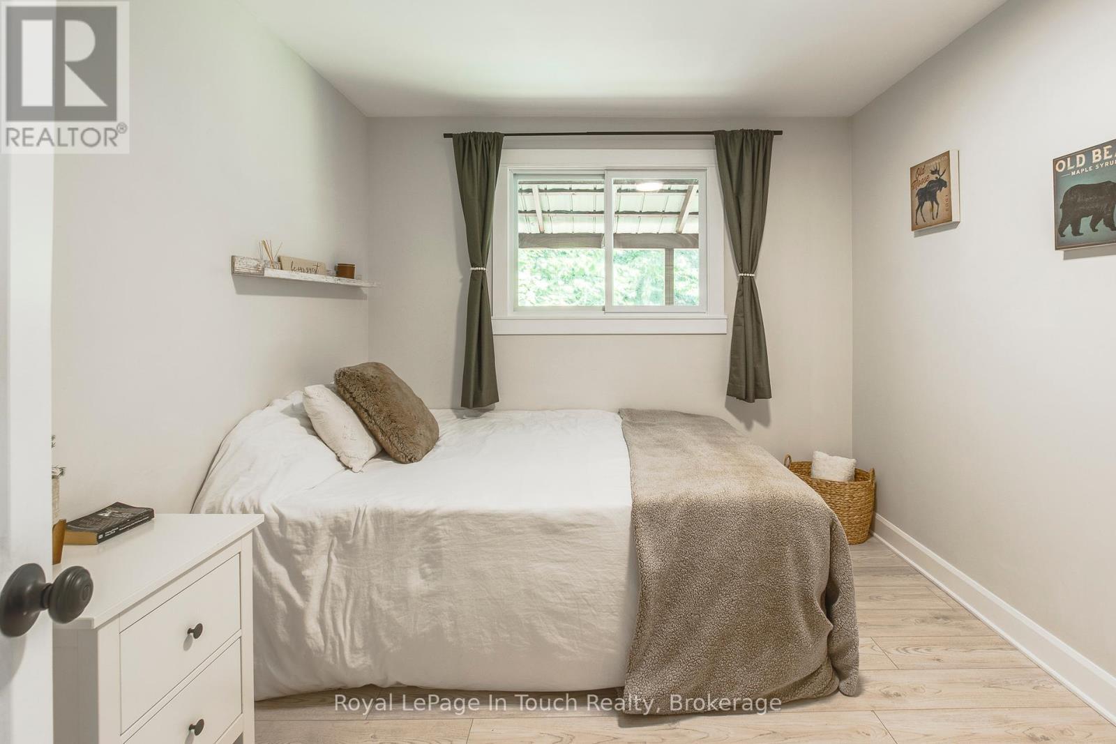 












7189 93 HIGHWAY

,
Tay,




Ontario
L0K2E0


