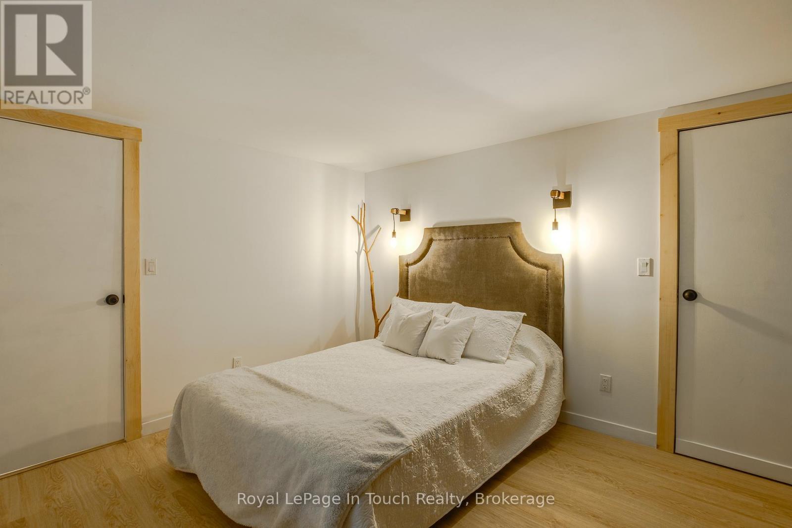 












7189 93 HIGHWAY

,
Tay,




Ontario
L0K2E0

