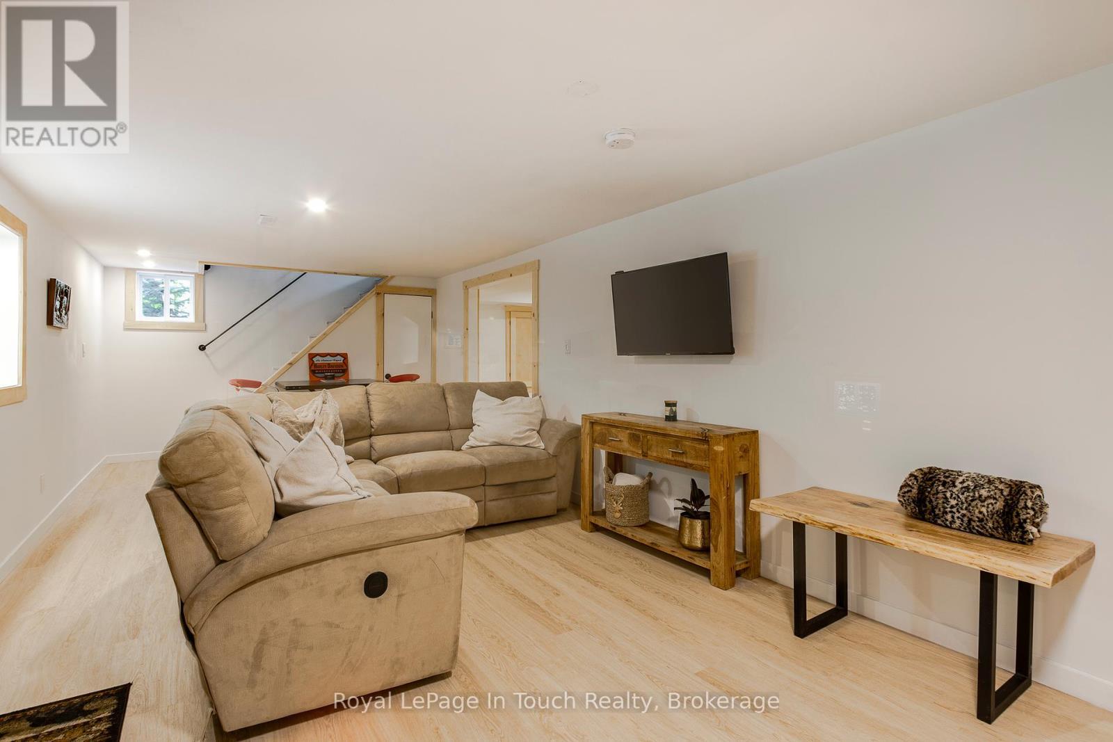 












7189 93 HIGHWAY

,
Tay,




Ontario
L0K2E0

