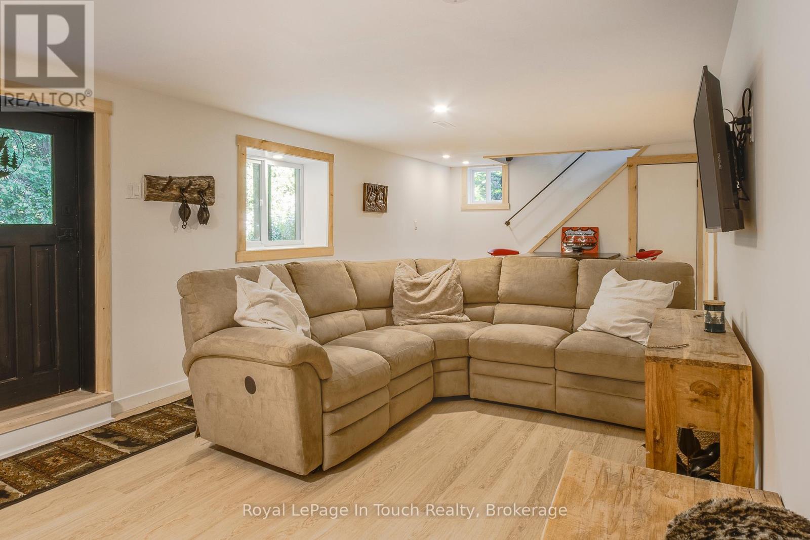 












7189 93 HIGHWAY

,
Tay,




Ontario
L0K2E0


