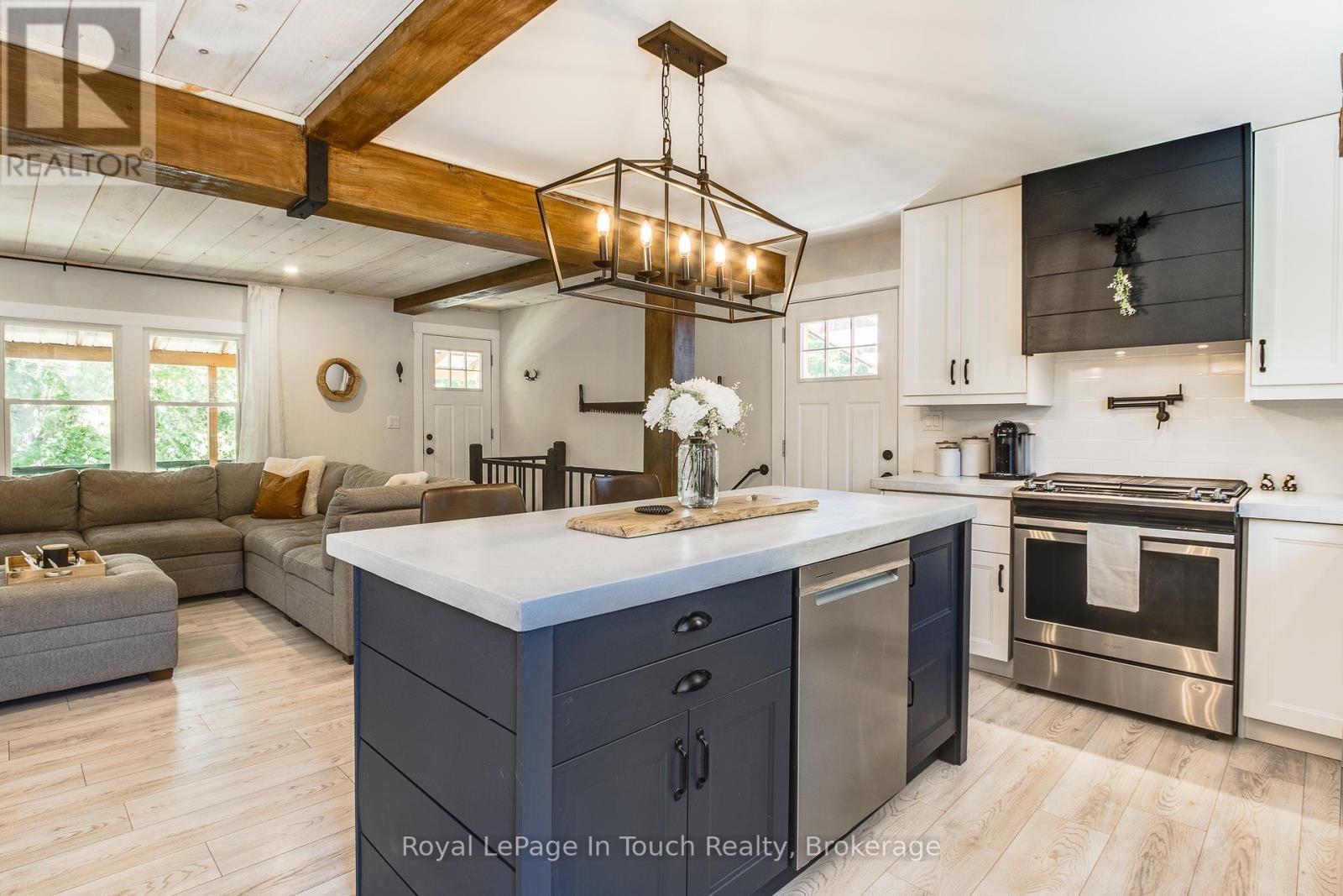 












7189 93 HIGHWAY

,
Tay,




Ontario
L0K2E0

