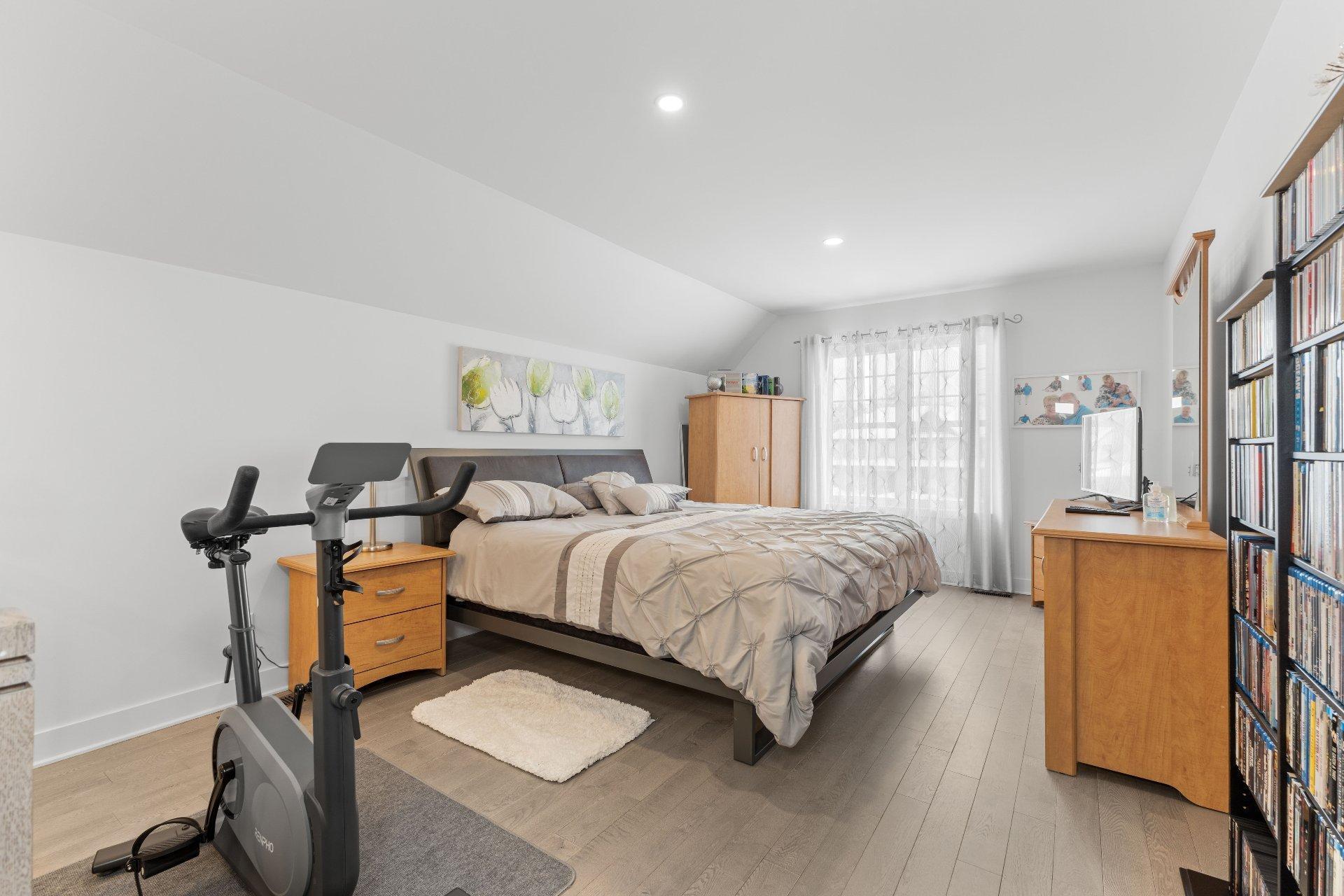 









243


Rue de l'Aigle

,
Bromont,




QC
J2L0S8

