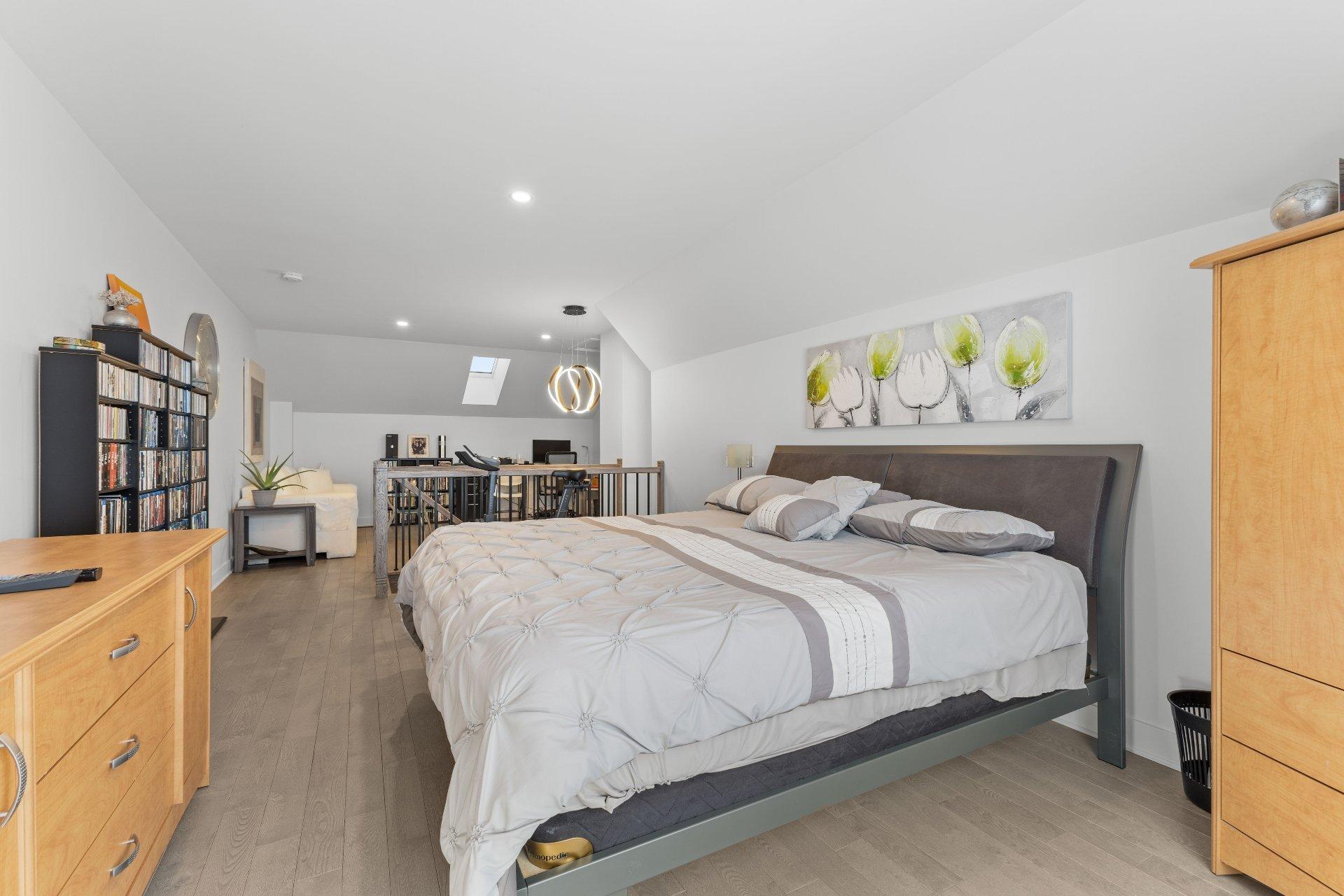 









243


Rue de l'Aigle

,
Bromont,




QC
J2L0S8

