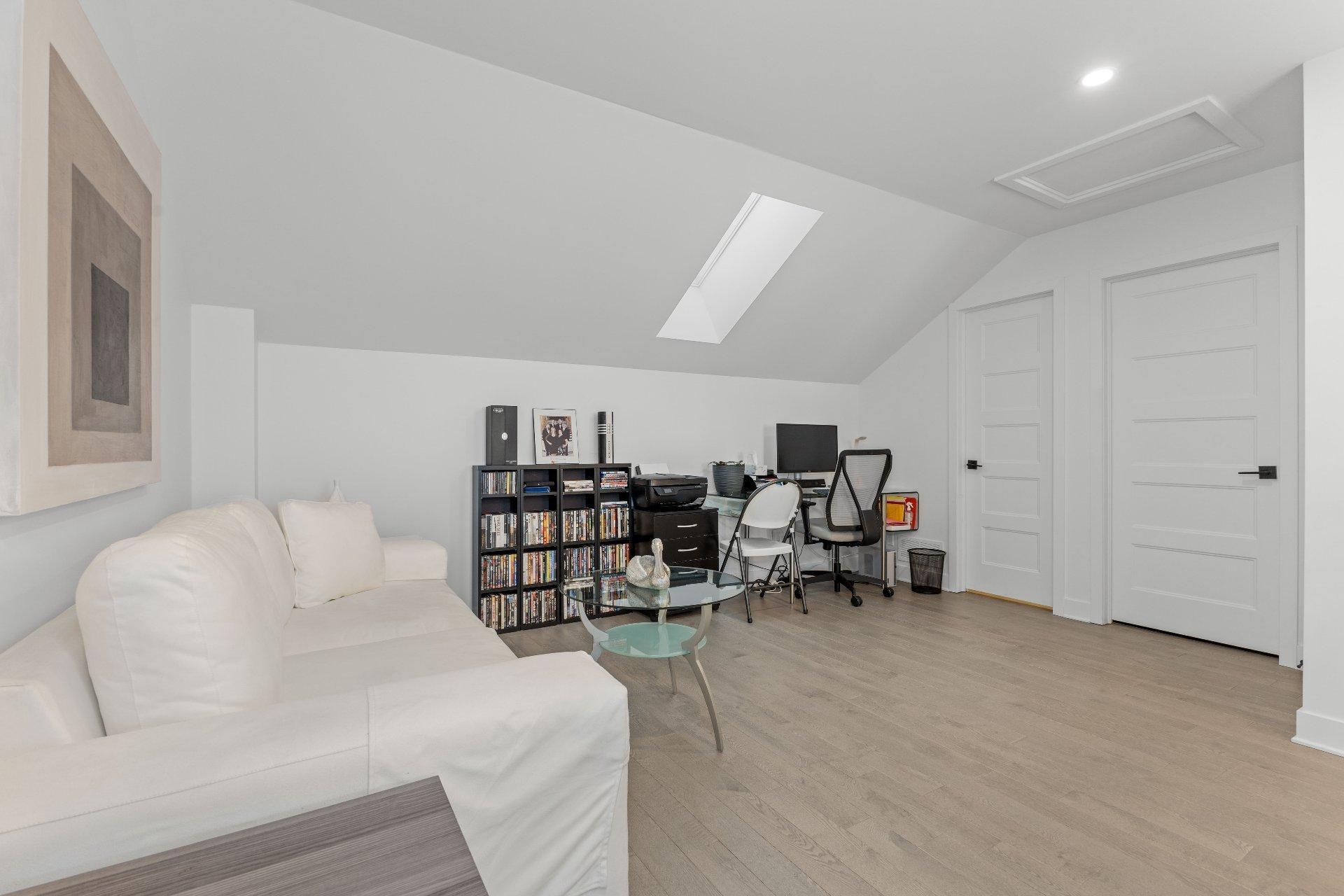 









243


Rue de l'Aigle

,
Bromont,




QC
J2L0S8

