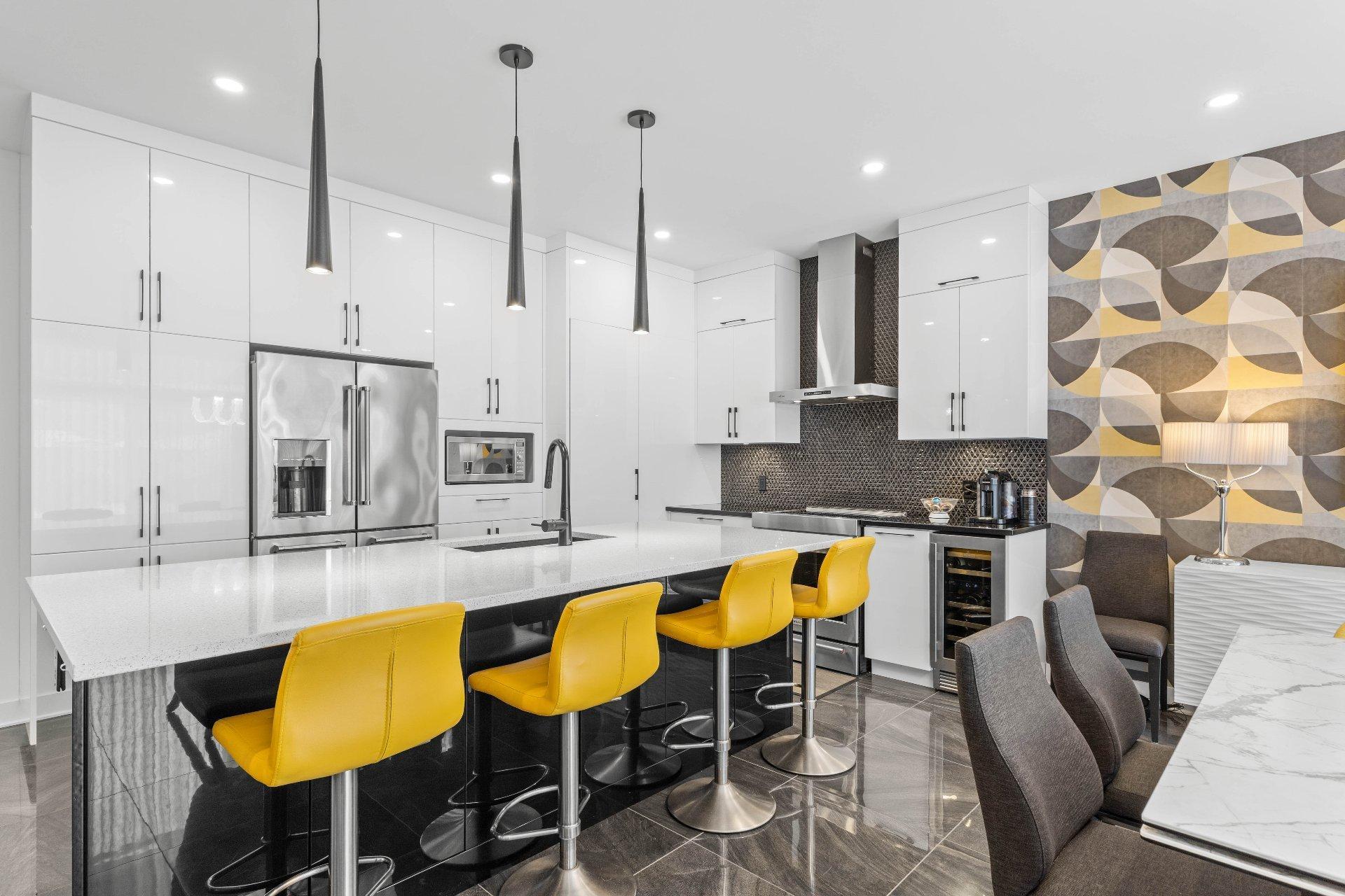 









243


Rue de l'Aigle

,
Bromont,




QC
J2L0S8

