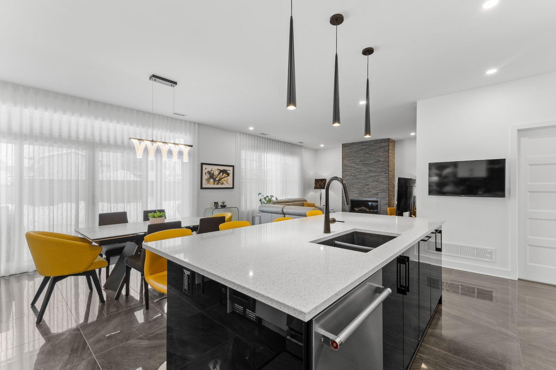 









243


Rue de l'Aigle

,
Bromont,




QC
J2L0S8

