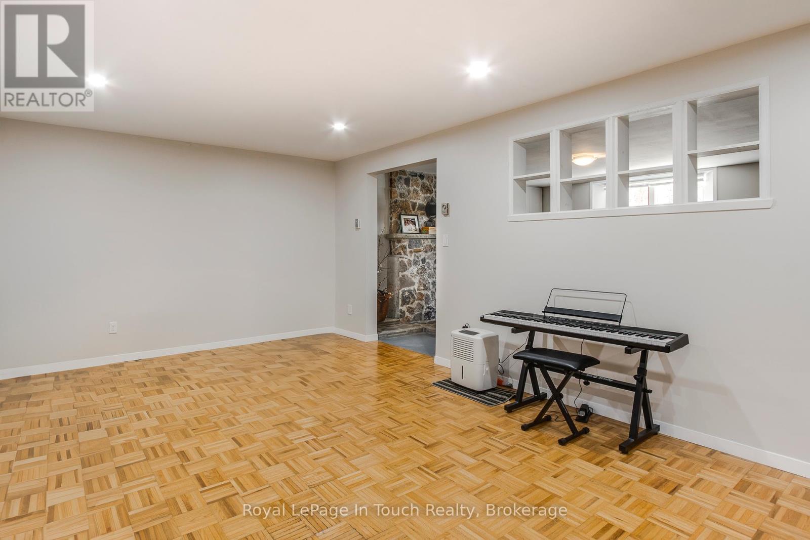 












119 SILVER BIRCH DRIVE

,
Tiny,




Ontario
L9M0M6

