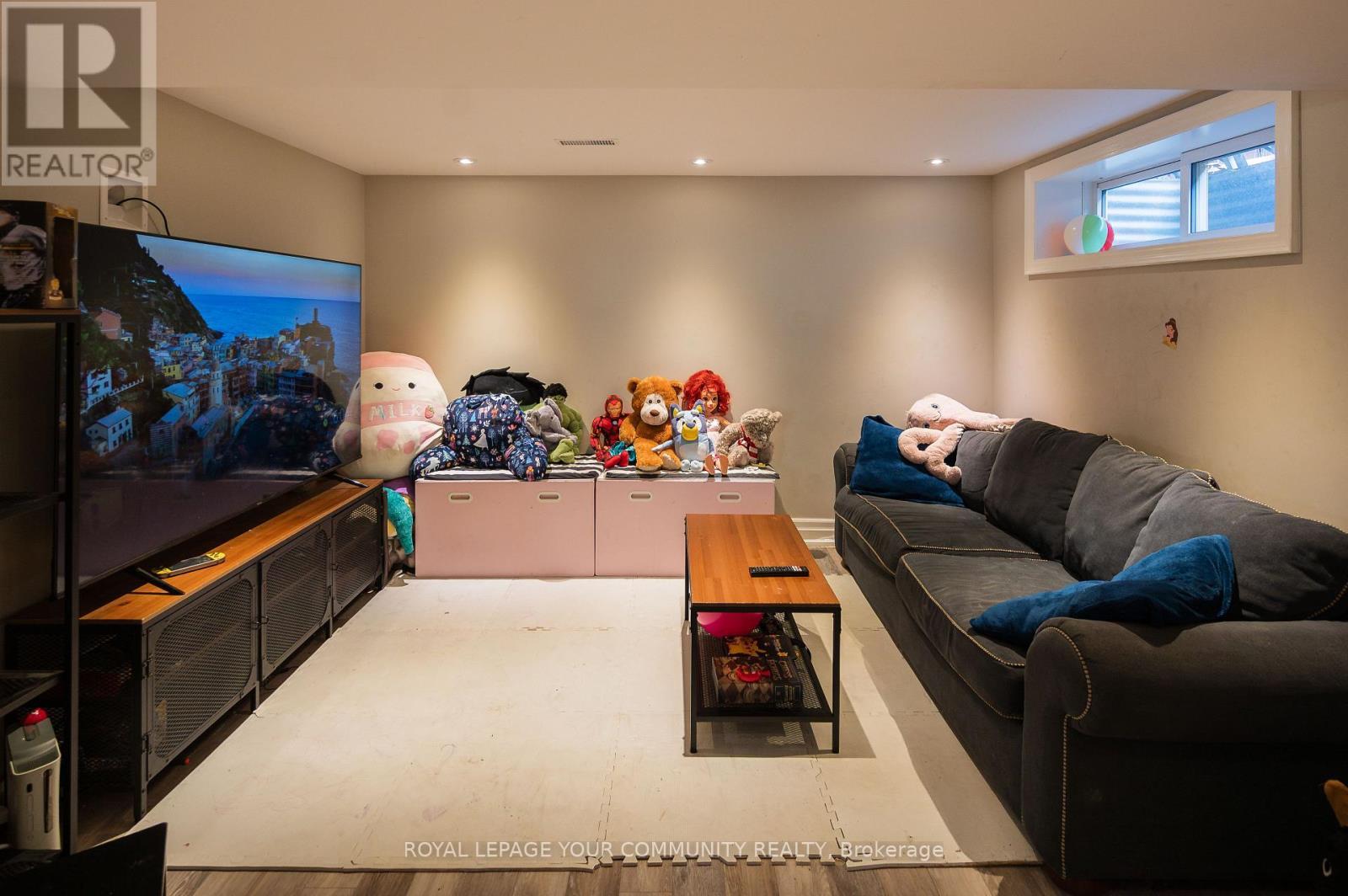 












122 BEAVER BEND CRESCENT

,
Toronto,




Ontario
M9B5S1

