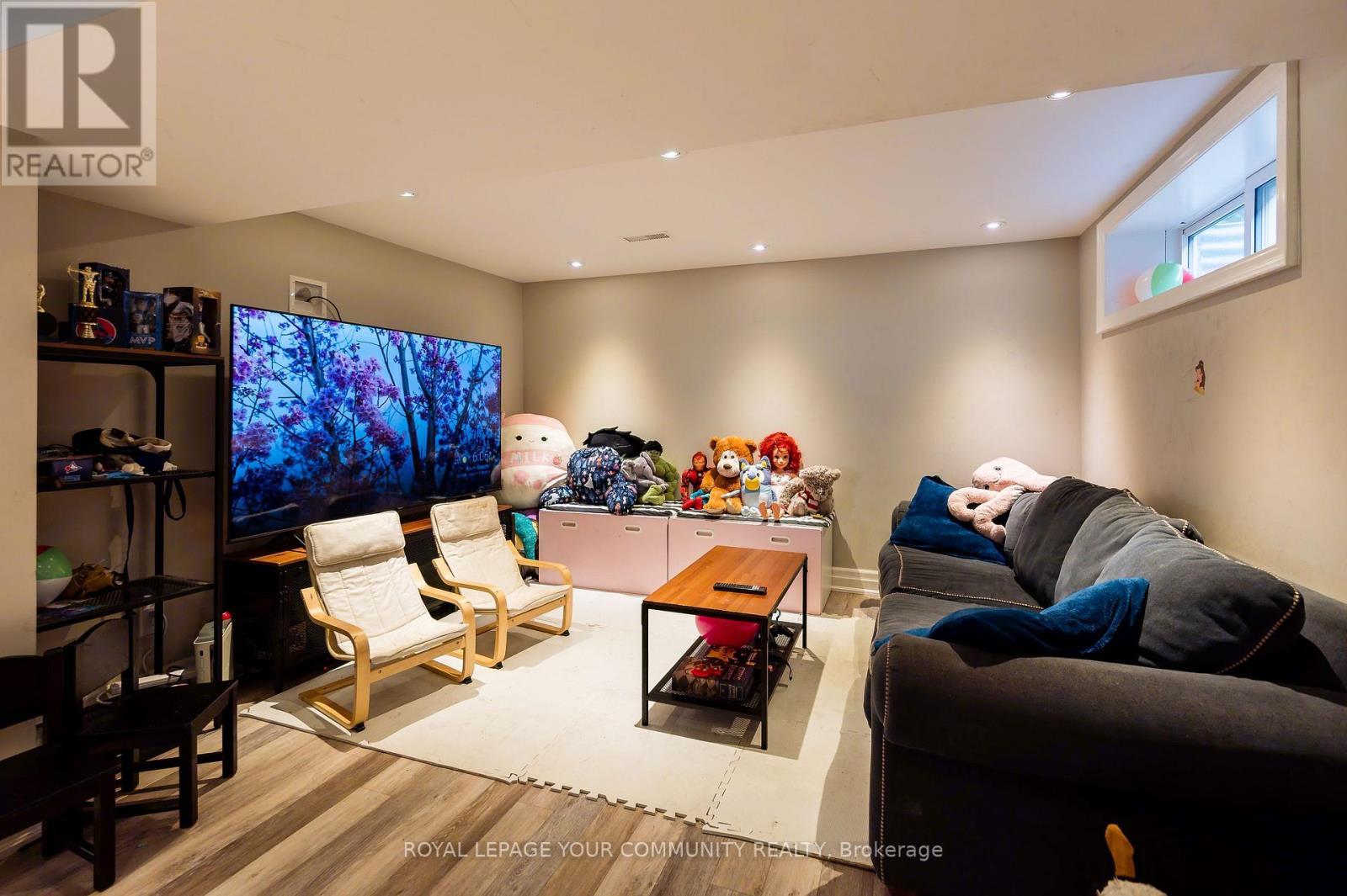 












122 BEAVER BEND CRESCENT

,
Toronto,




Ontario
M9B5S1

