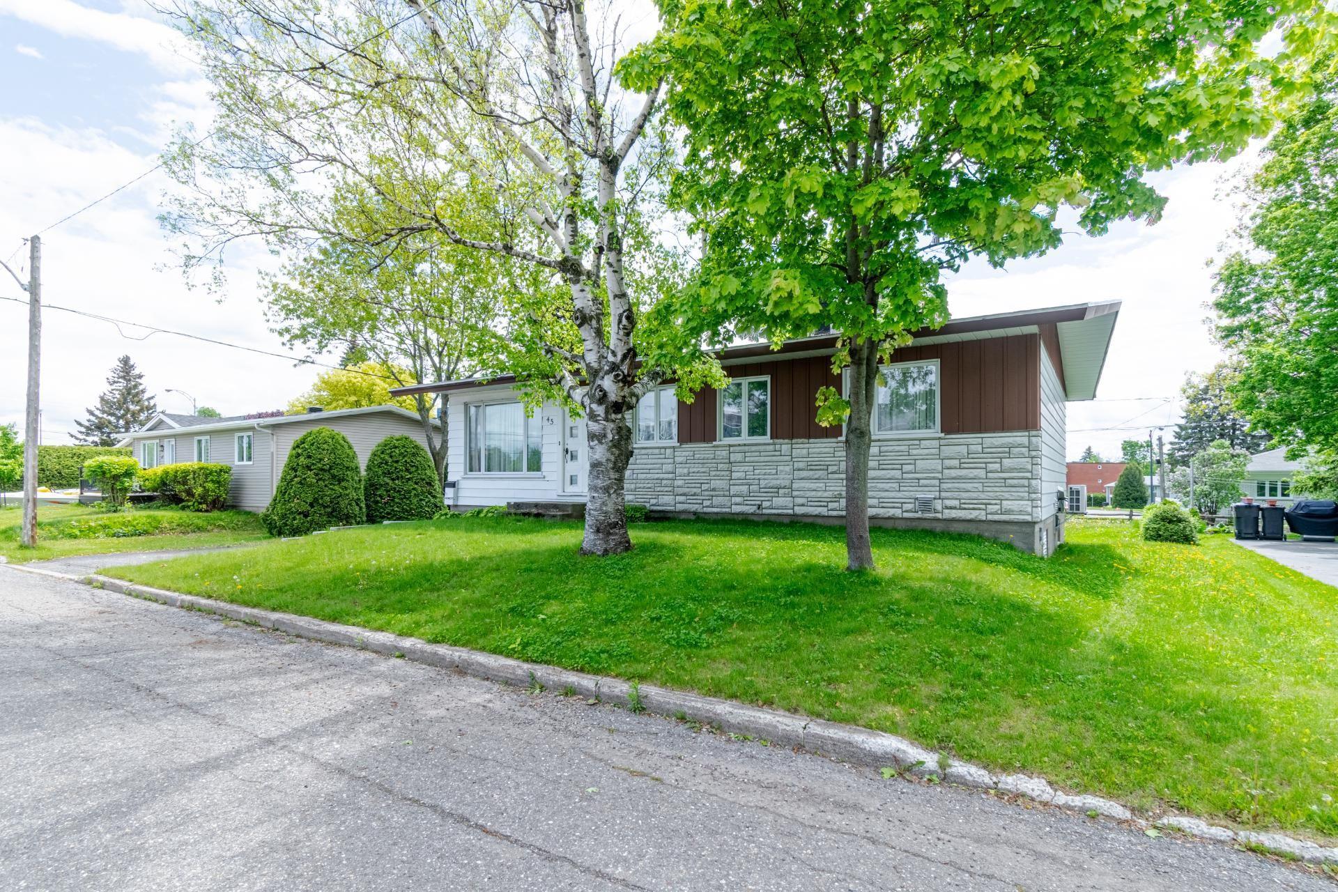 









45


Rue Bernier

,
Lévis (Desjardins),




QC
G6W1T6

