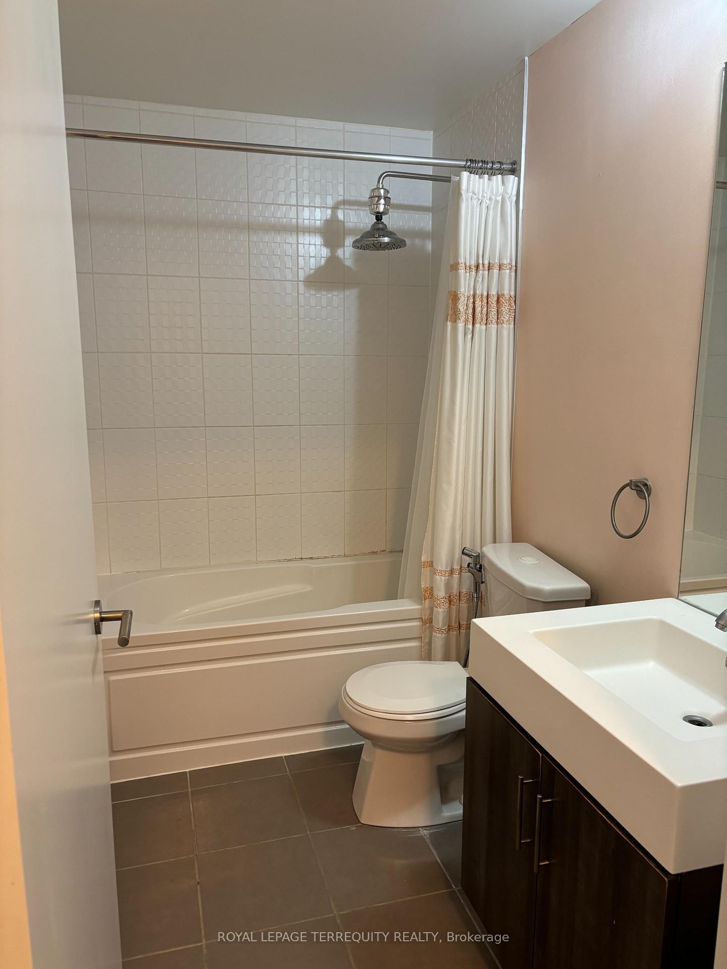 









160


Vanderhoof

Avenue, PH17,
Toronto,




ON
M4G 0B7

