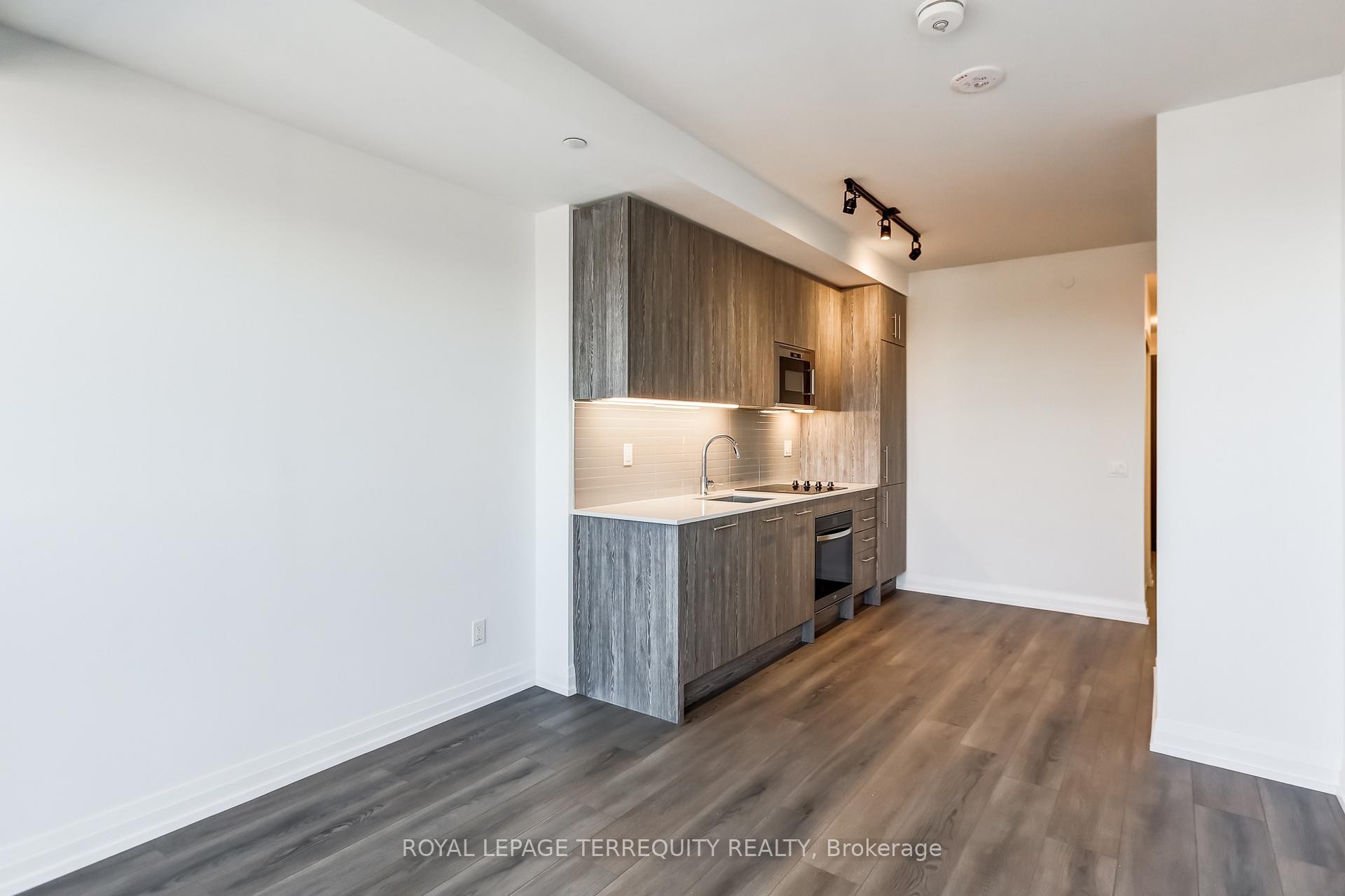 









286


Main

Street, 2606,
Toronto,




ON
M4C 0B3

