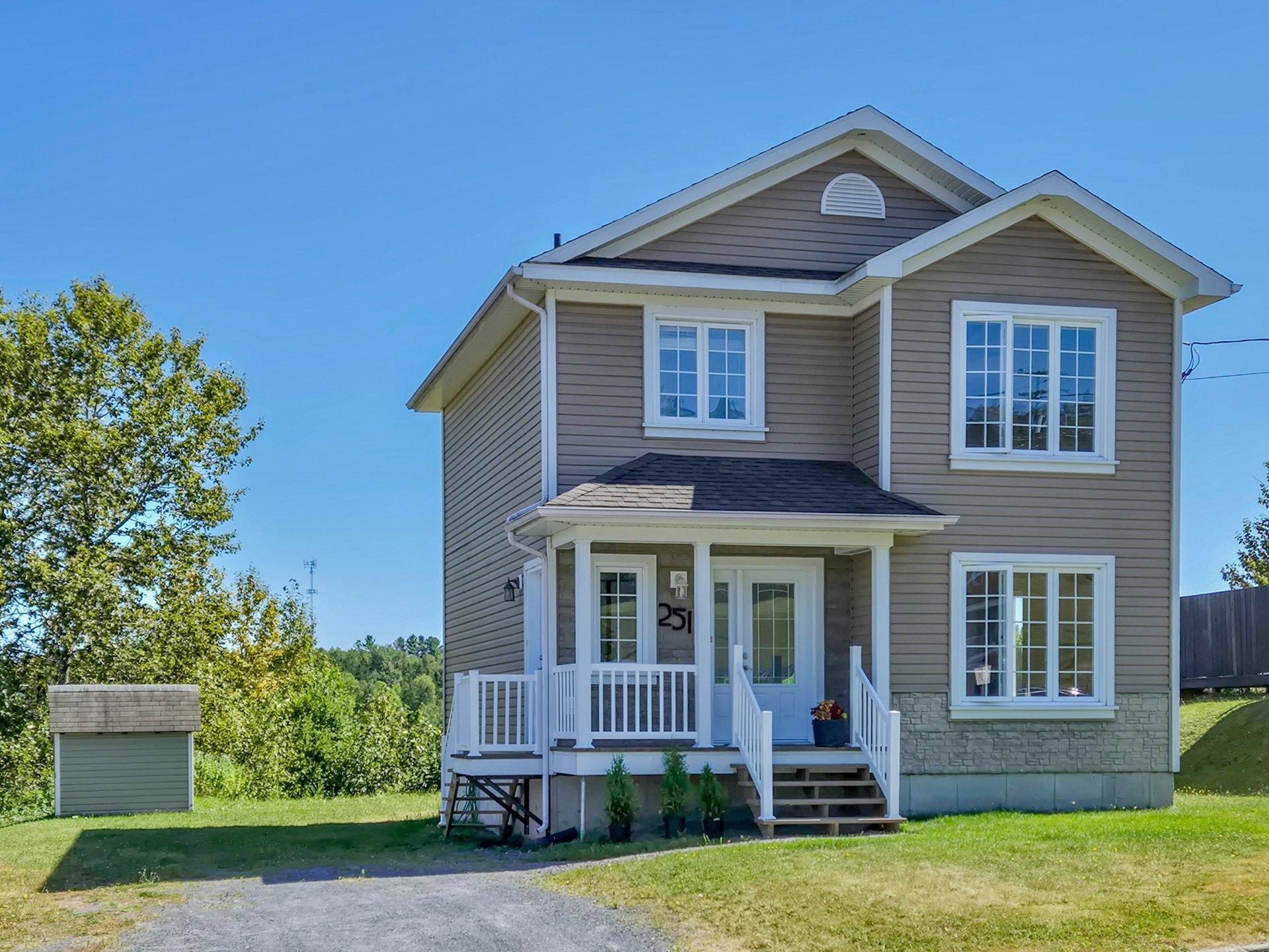 









251


102e Rue

,
Beauceville,




QC
G5X3S8

