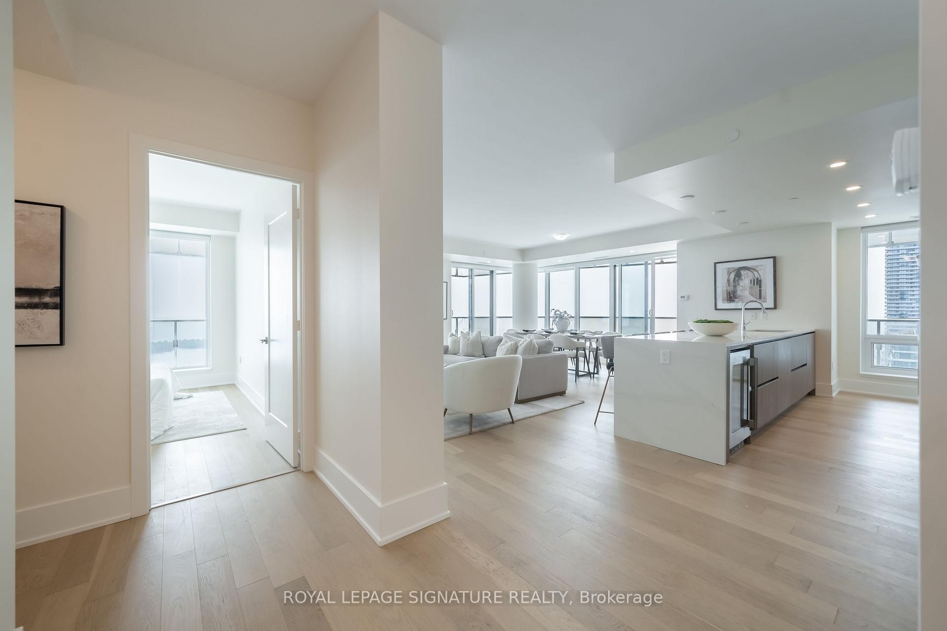 









28


Freeland

Street, 5402,
Toronto,




ON
M5E 1E3

