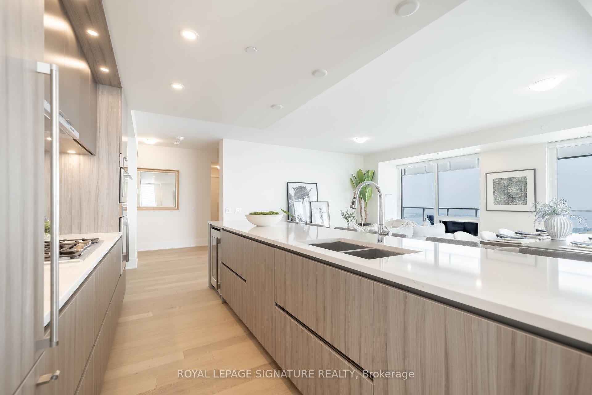 









28


Freeland

Street, 5402,
Toronto,




ON
M5E 1E3


