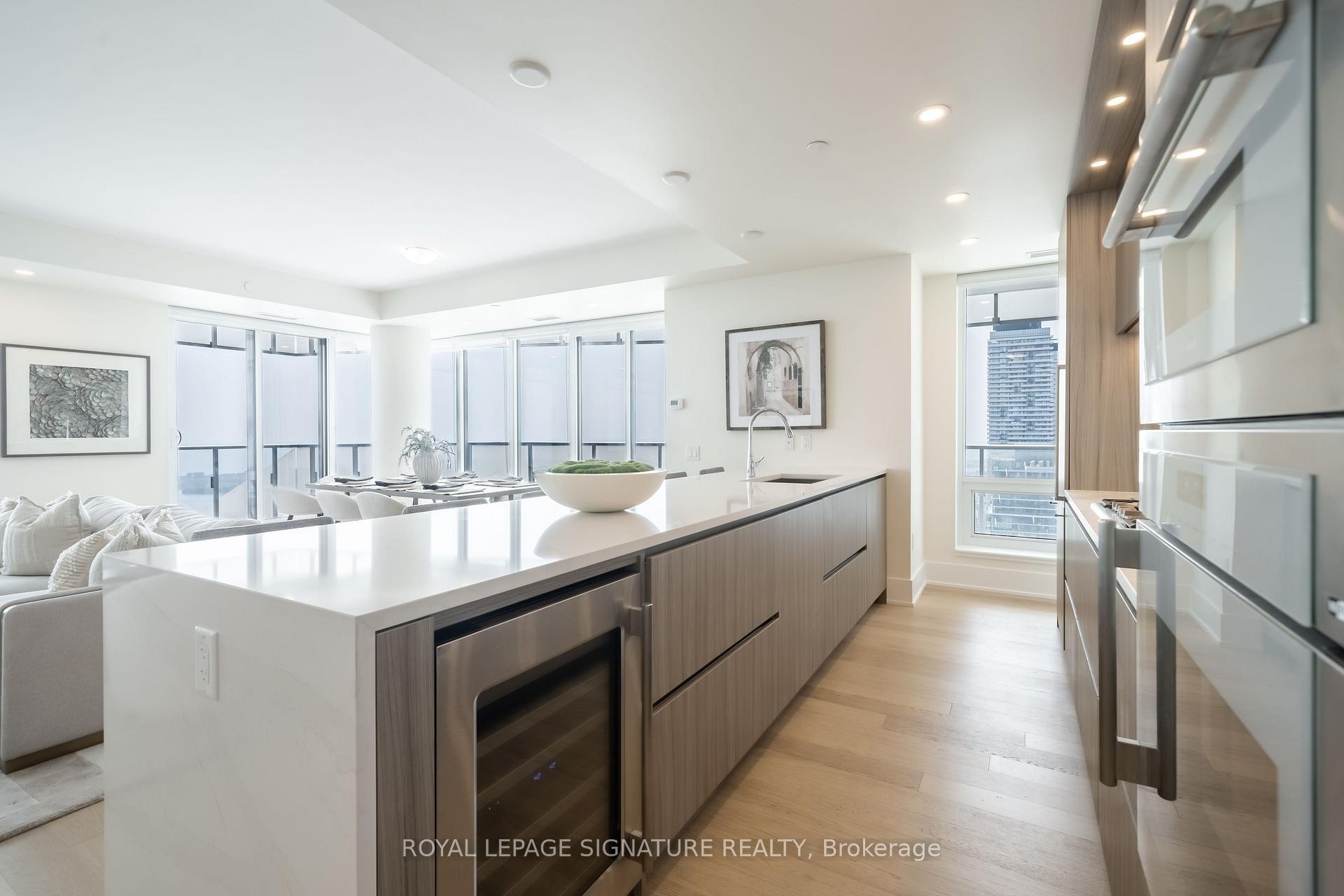 









28


Freeland

Street, 5402,
Toronto,




ON
M5E 1E3

