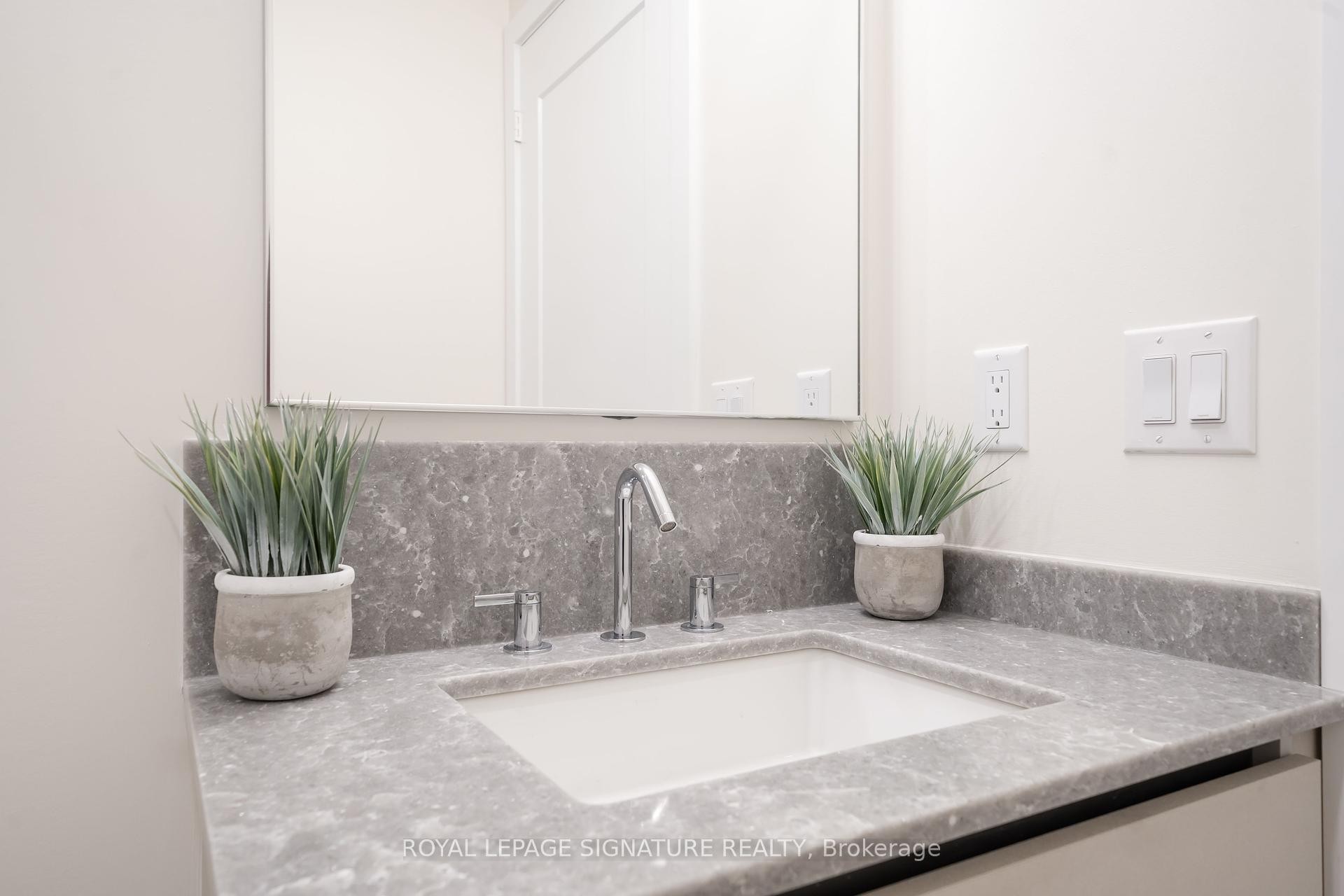 









28


Freeland

Street, 5402,
Toronto,




ON
M5E 1E3


