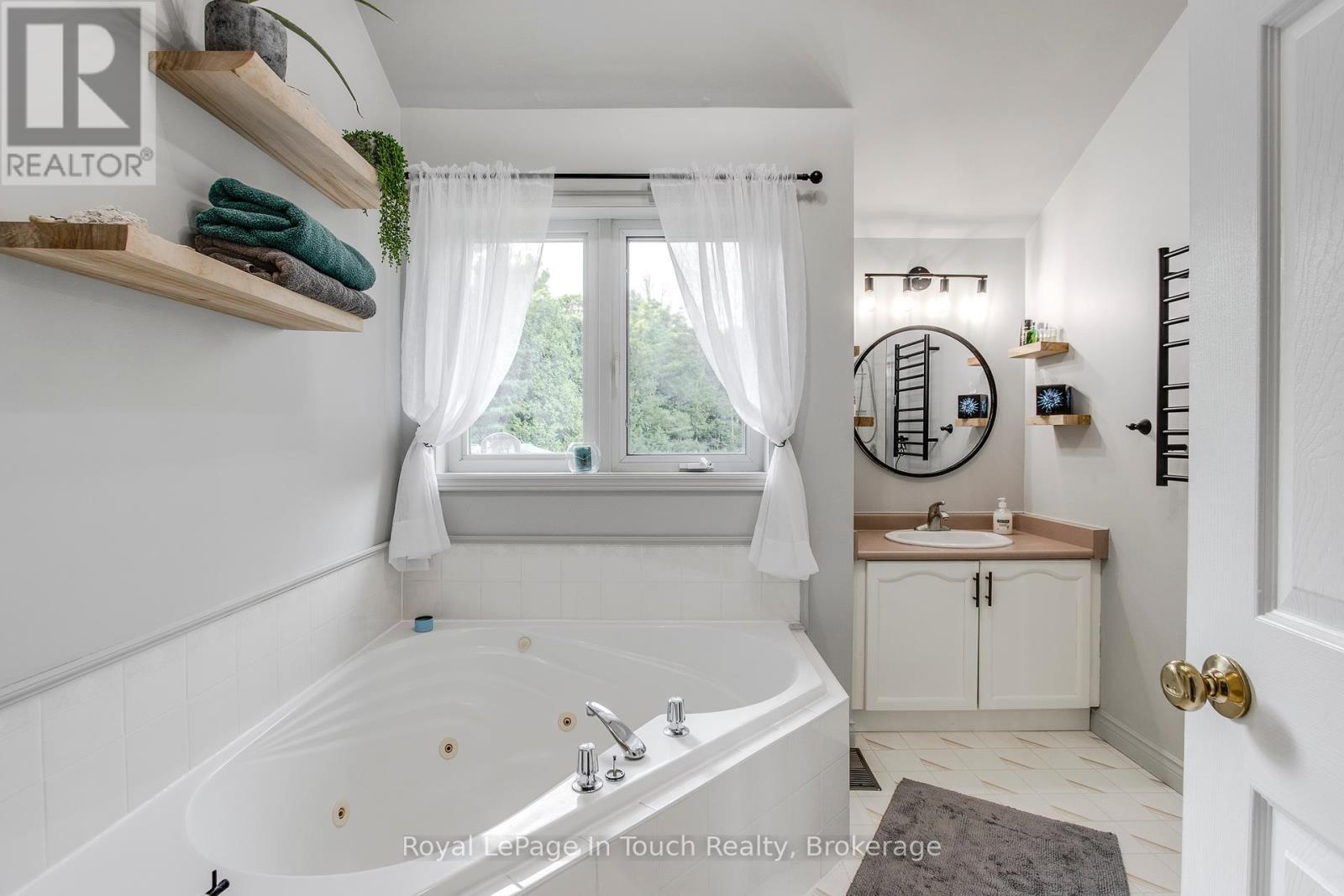 












9 DAVIS DRIVE

,
Tay (Victoria Harbour),




Ontario
L0K2A0

