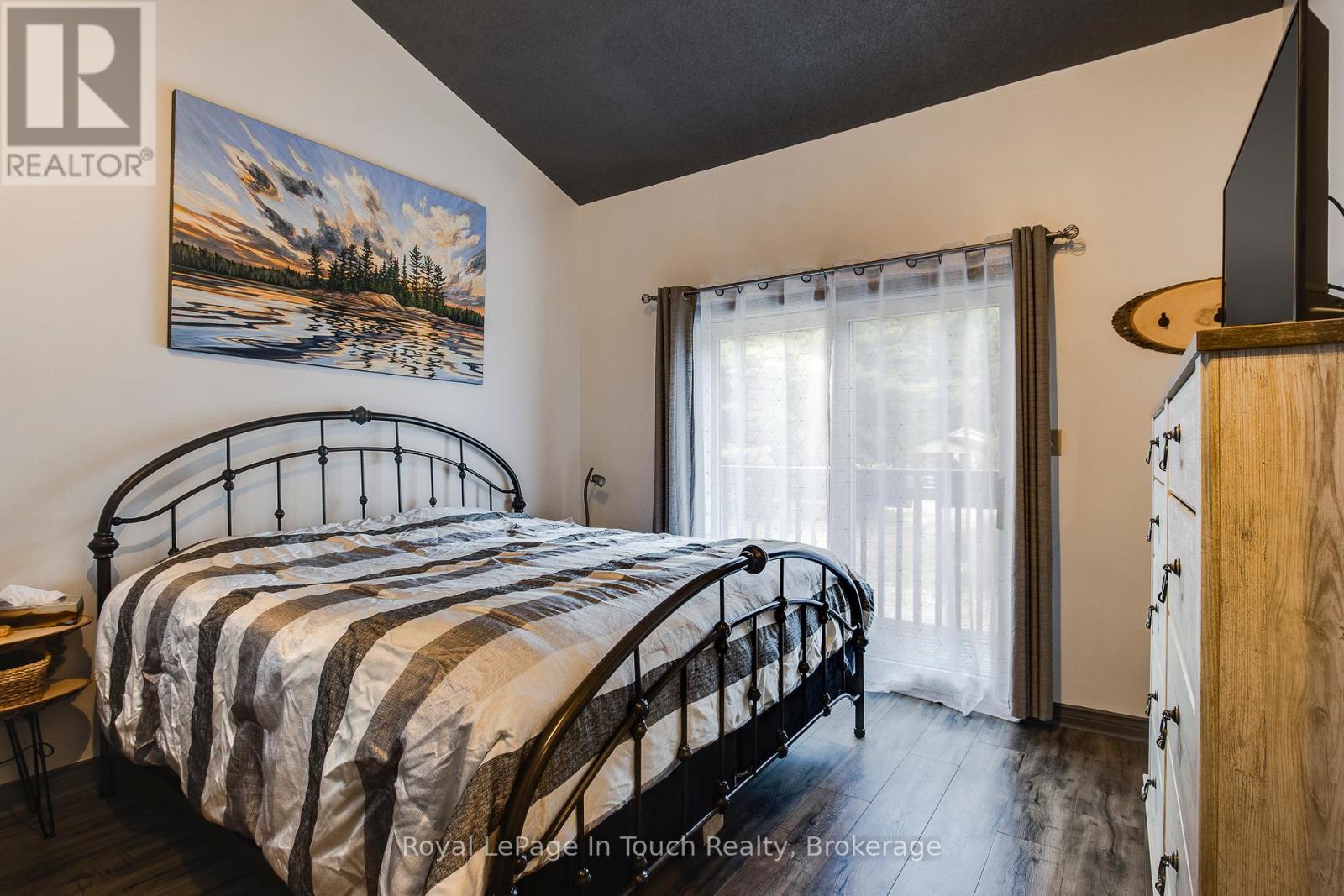 












9 DAVIS DRIVE

,
Tay (Victoria Harbour),




Ontario
L0K2A0


