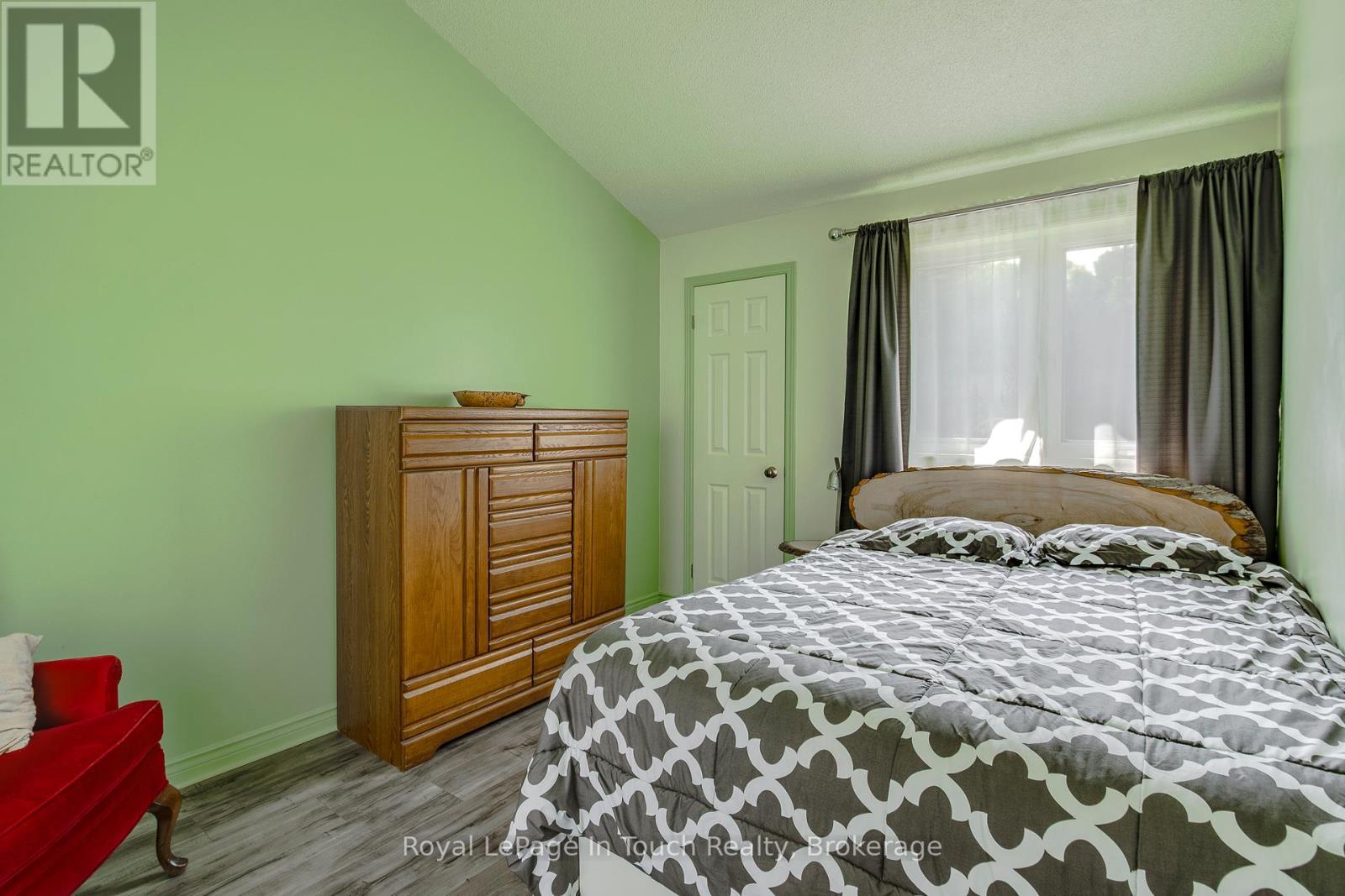












9 DAVIS DRIVE

,
Tay (Victoria Harbour),




Ontario
L0K2A0

