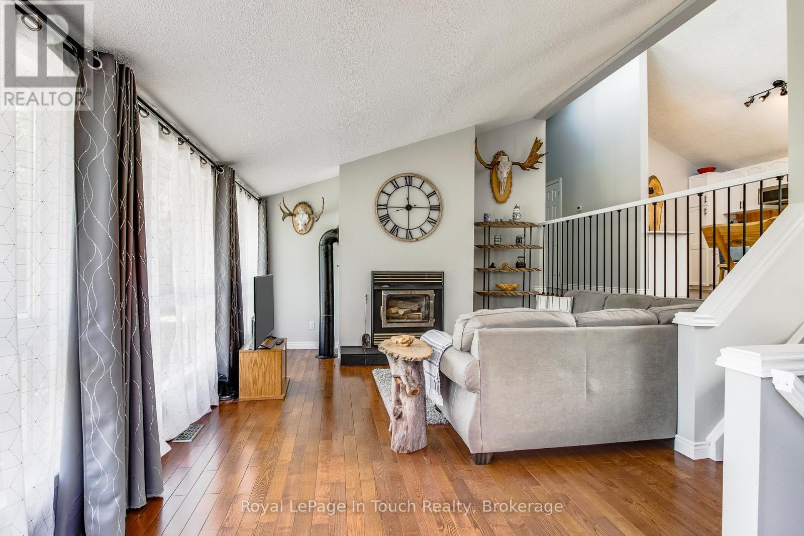 












9 DAVIS DRIVE

,
Tay (Victoria Harbour),




Ontario
L0K2A0

