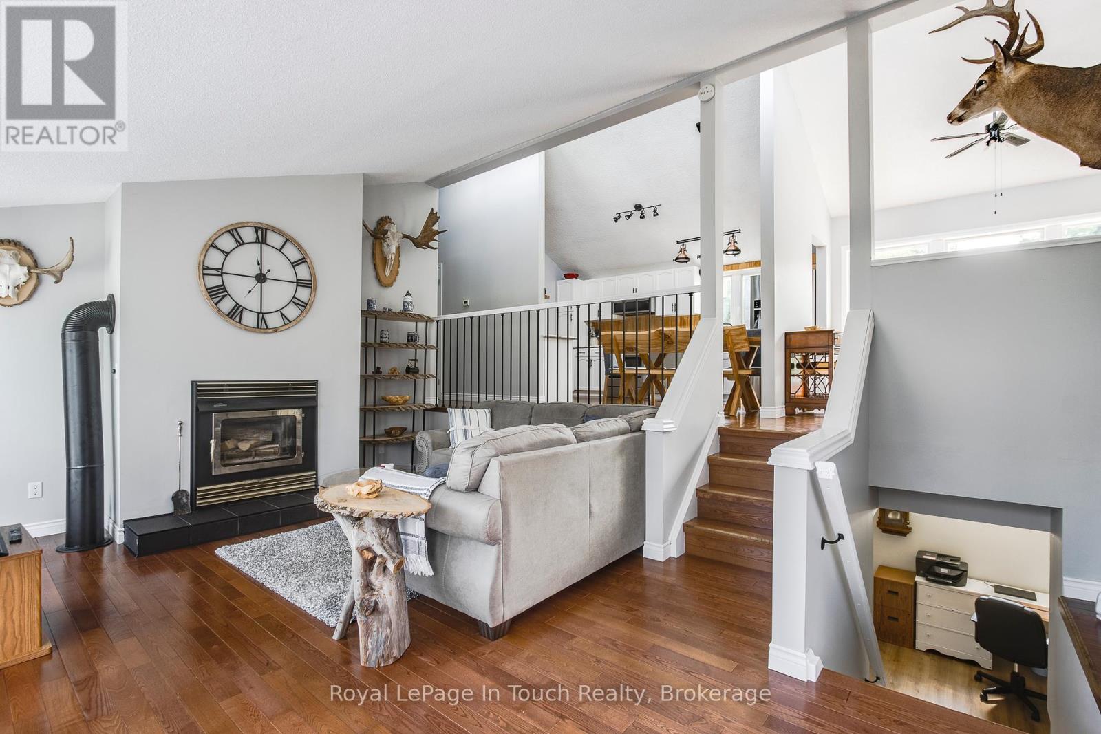 












9 DAVIS DRIVE

,
Tay (Victoria Harbour),




Ontario
L0K2A0


