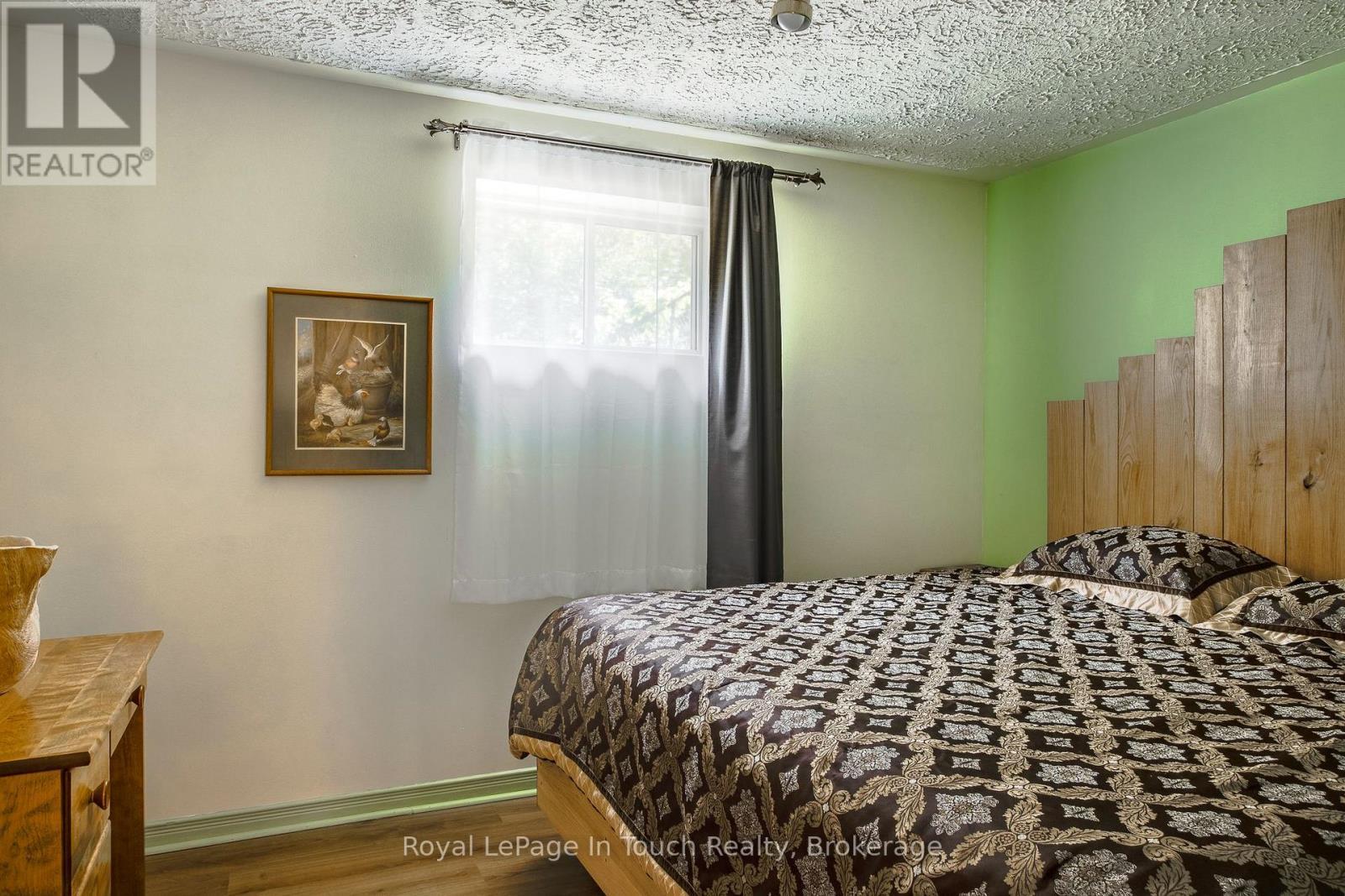 












9 DAVIS DRIVE

,
Tay (Victoria Harbour),




Ontario
L0K2A0

