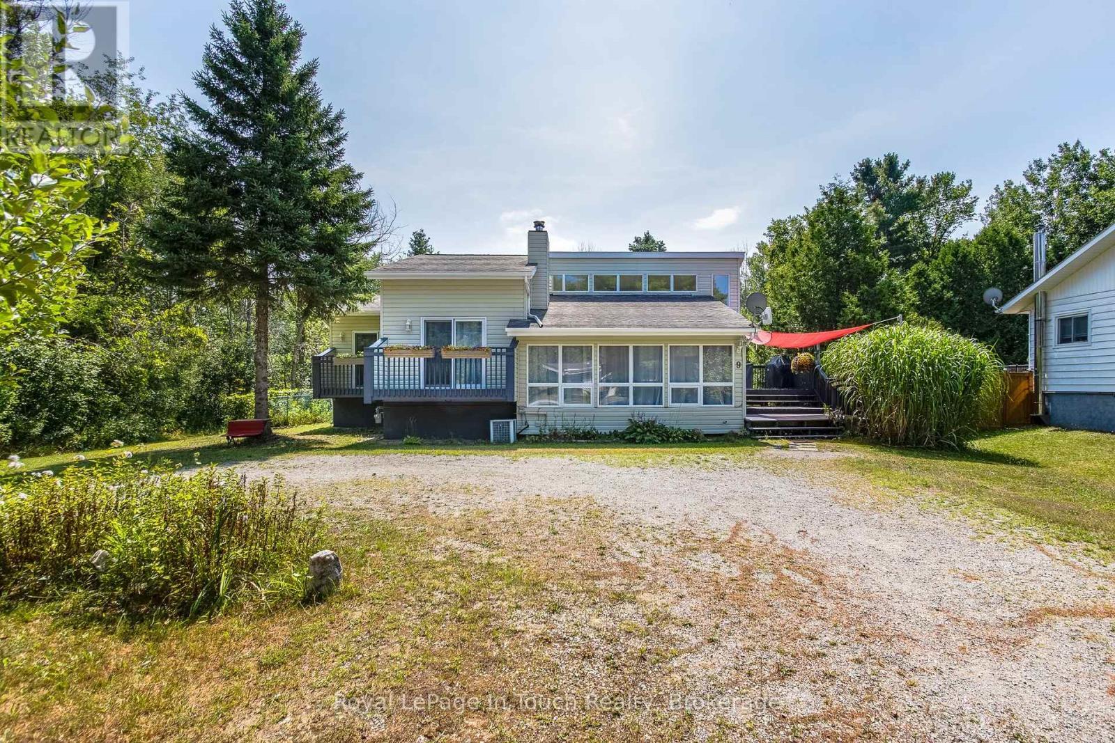 












9 DAVIS DRIVE

,
Tay (Victoria Harbour),




Ontario
L0K2A0

