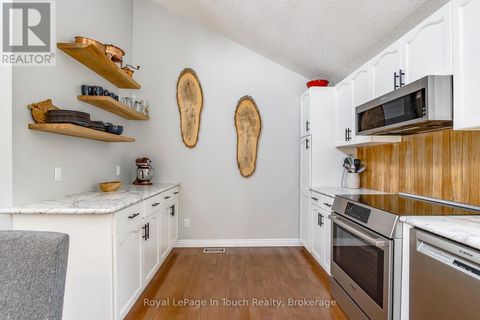












9 DAVIS DRIVE

,
Tay (Victoria Harbour),




Ontario
L0K2A0

