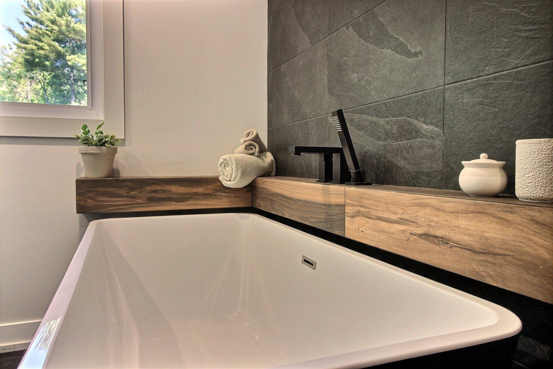 









924

 - 924A


Rue des Lacs

,
Saint-Jérôme,




QC
J5L1S9

