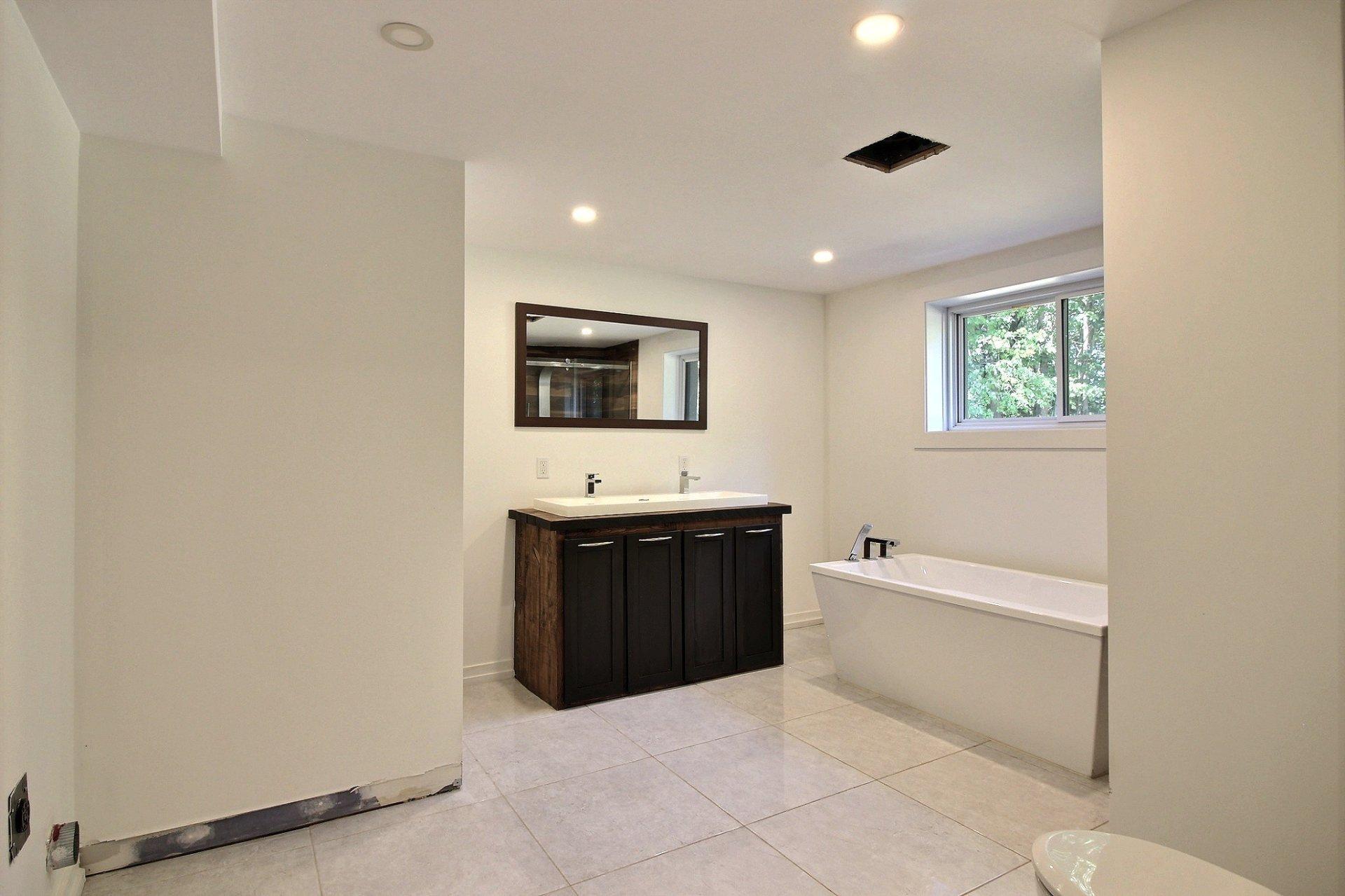 









924

 - 924A


Rue des Lacs

,
Saint-Jérôme,




QC
J5L1S9

